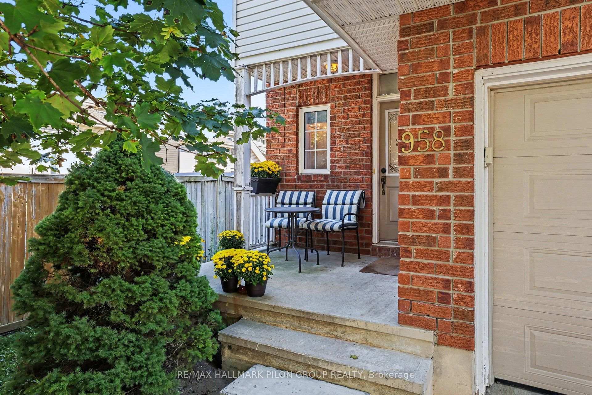 Photo 2 of 958 Markwick Crescent, Ottawa, Notting Hill/Summerside — HOMEH