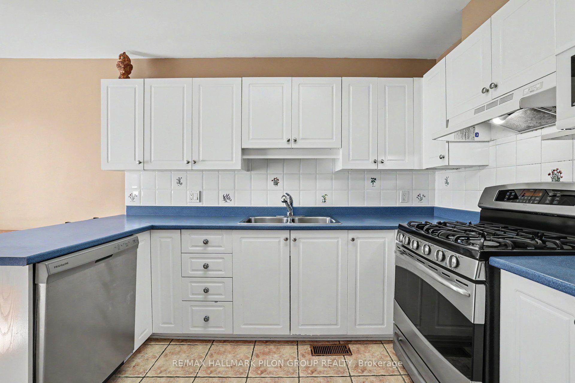 Photo 6 of 958 Markwick Crescent, Ottawa, Notting Hill/Summerside — HOMEH