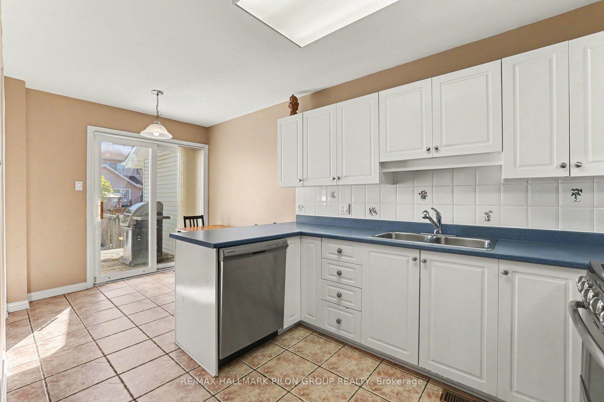 Photo 8 of 958 Markwick Crescent, Ottawa, Notting Hill/Summerside — HOMEH