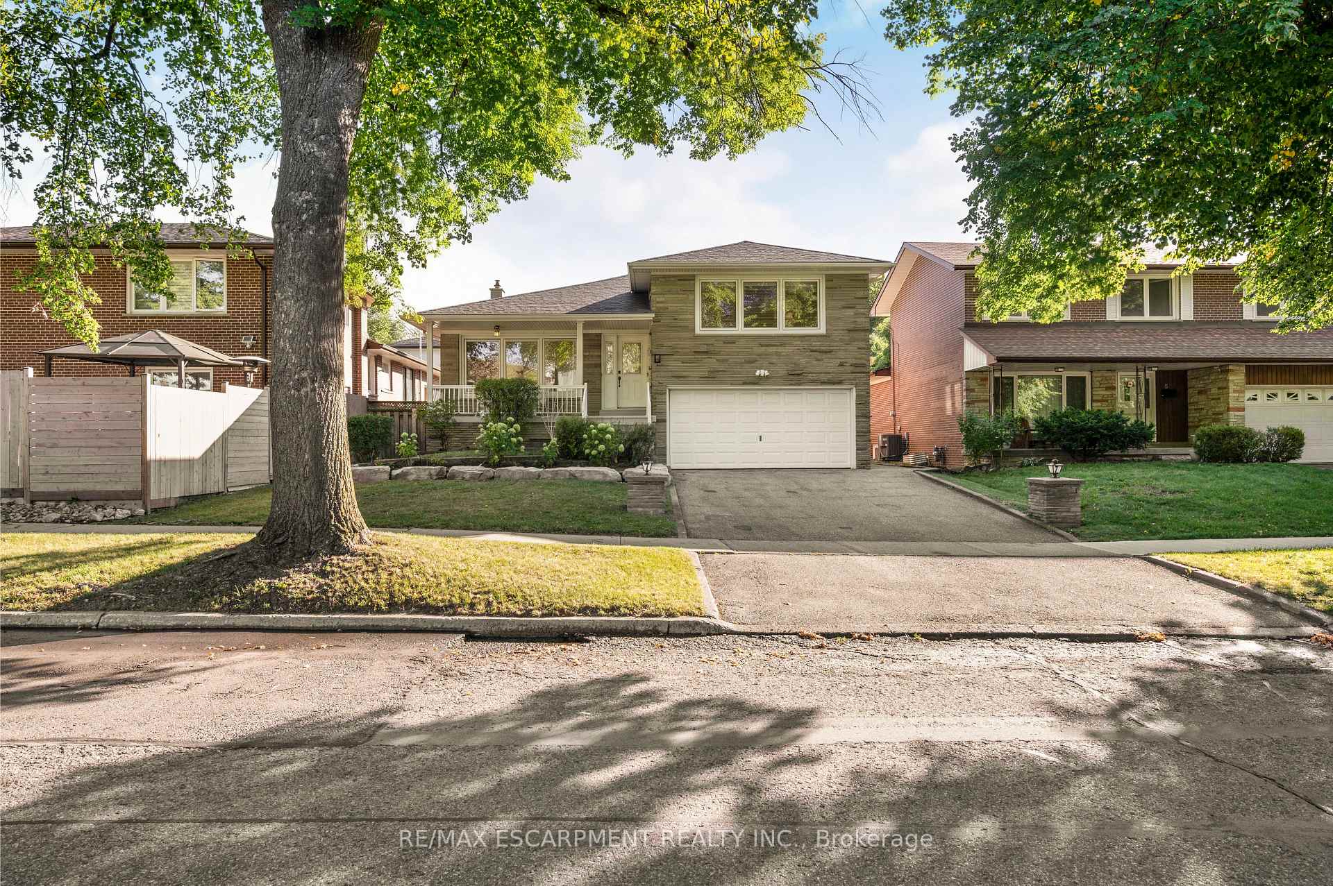 Photo 2 of 7 Watling Street, Etobicoke, Willowridge-Martingrove-Richview — HOMEH