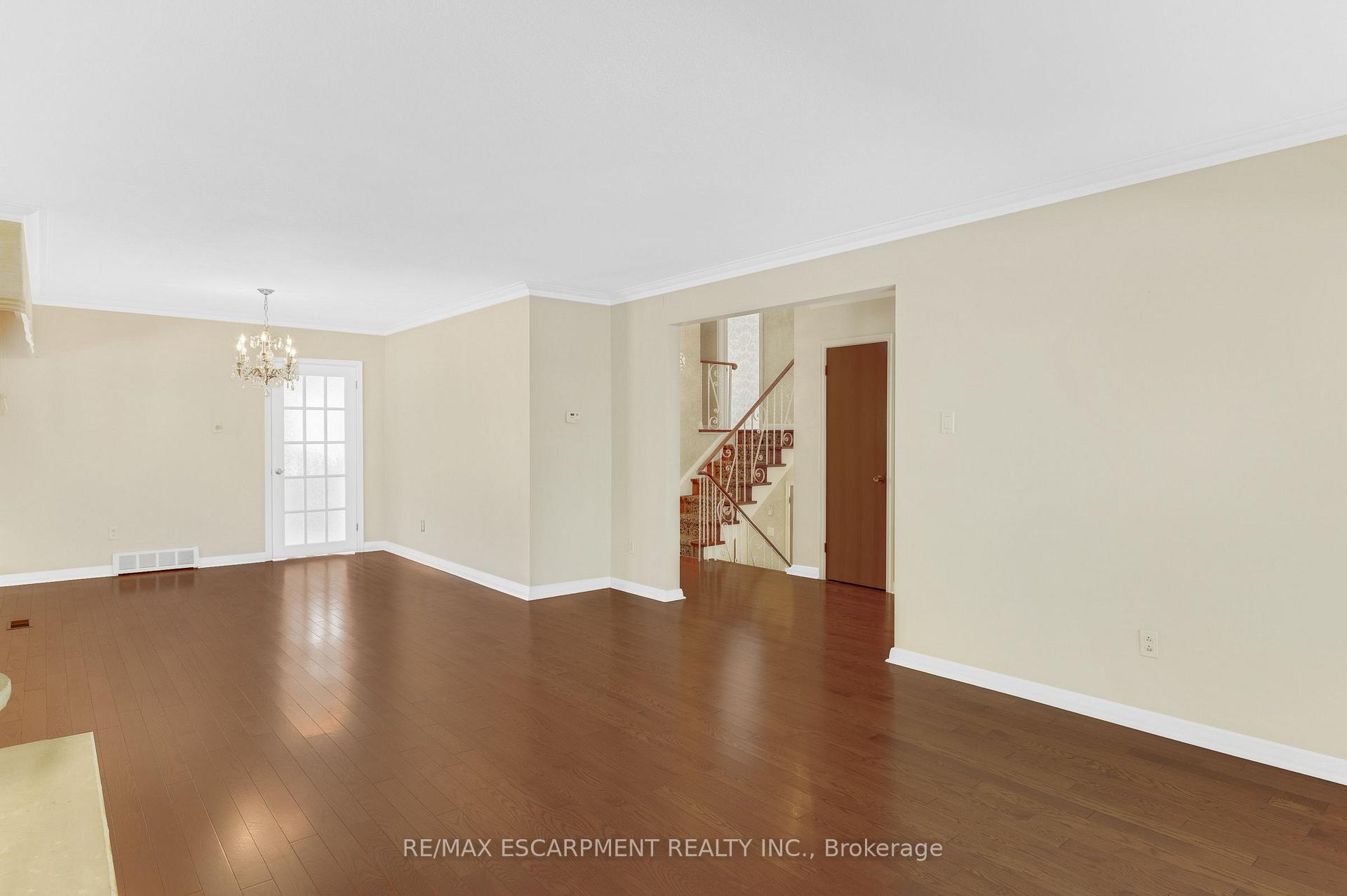 Photo 9 of 7 Watling Street, Etobicoke, Willowridge-Martingrove-Richview — HOMEH
