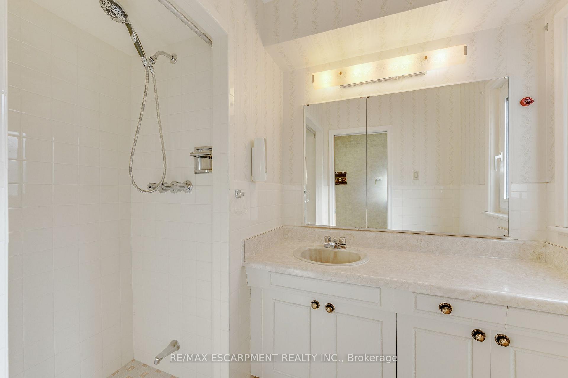 Photo 33 of 7 Watling Street, Etobicoke, Willowridge-Martingrove-Richview — HOMEH