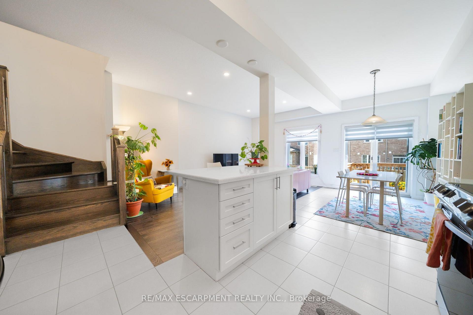 Photo 12 of 30 Cleland Avenue, Hamilton, Meadowlands — HOMEH