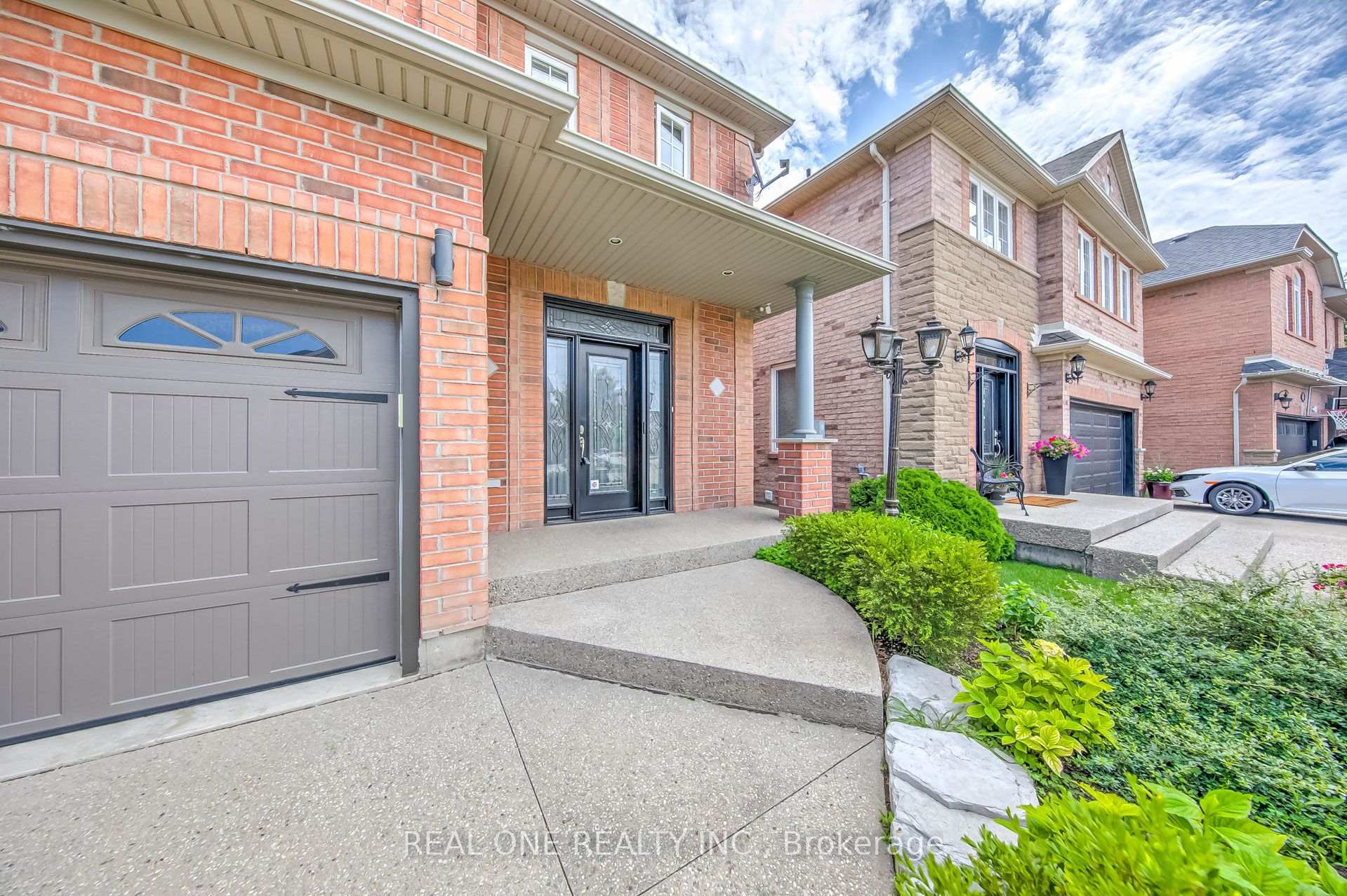 Photo 4 of 1418 Gulledge Trail, Oakville, West Oak Trails — HOMEH
