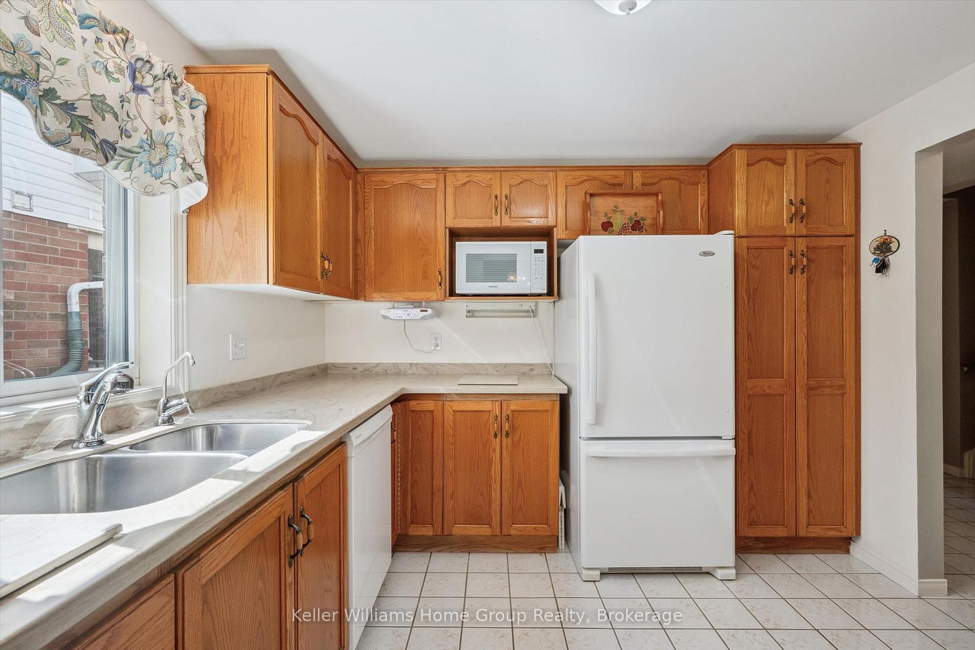 Photo 14 of 63 Boulder Crescent, Guelph, Clairfields/Hanlon Business Park — HOMEH