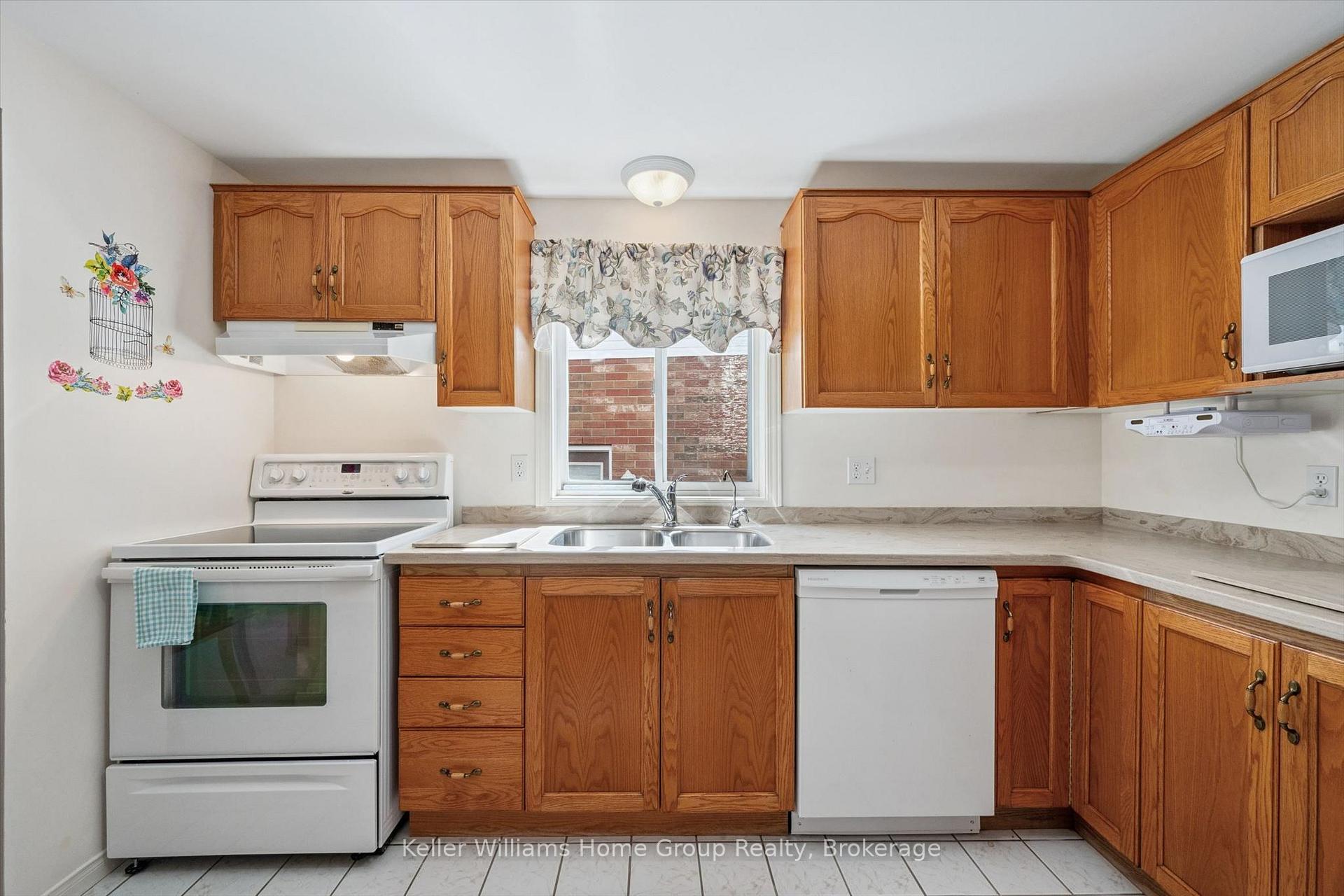 Photo 15 of 63 Boulder Crescent, Guelph, Clairfields/Hanlon Business Park — HOMEH