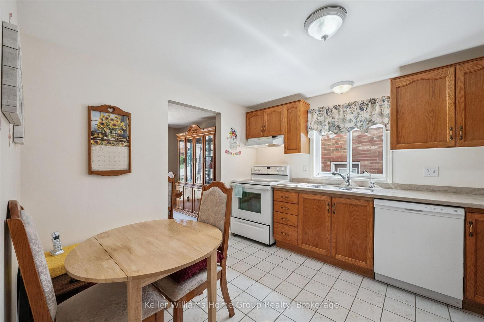 Photo 16 of 63 Boulder Crescent, Guelph, Clairfields/Hanlon Business Park — HOMEH