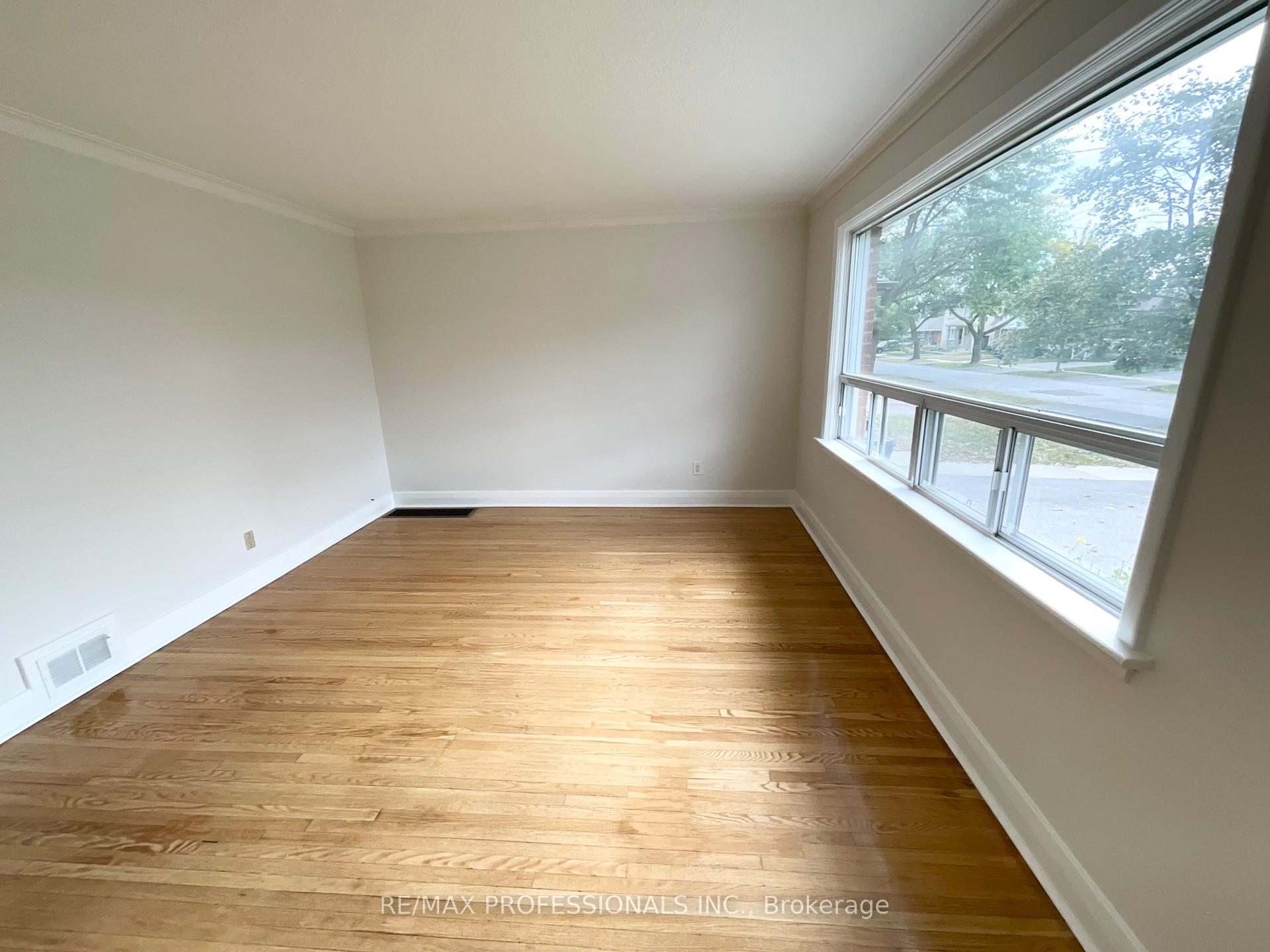 Photo 2 of 130 Yorkview Drive, Etobicoke, Stonegate-Queensway — HOMEH