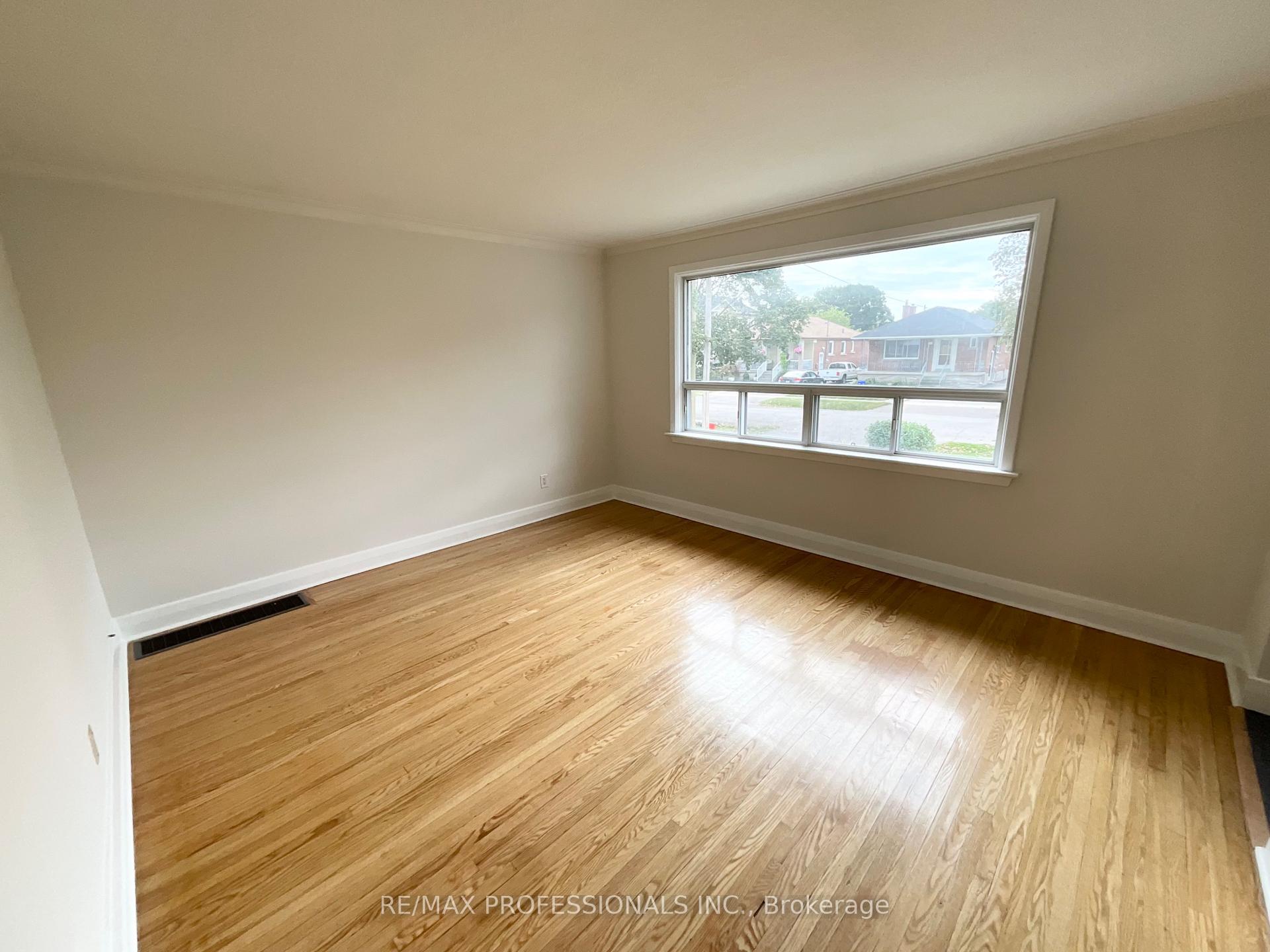 Photo 4 of 130 Yorkview Drive, Etobicoke, Stonegate-Queensway — HOMEH