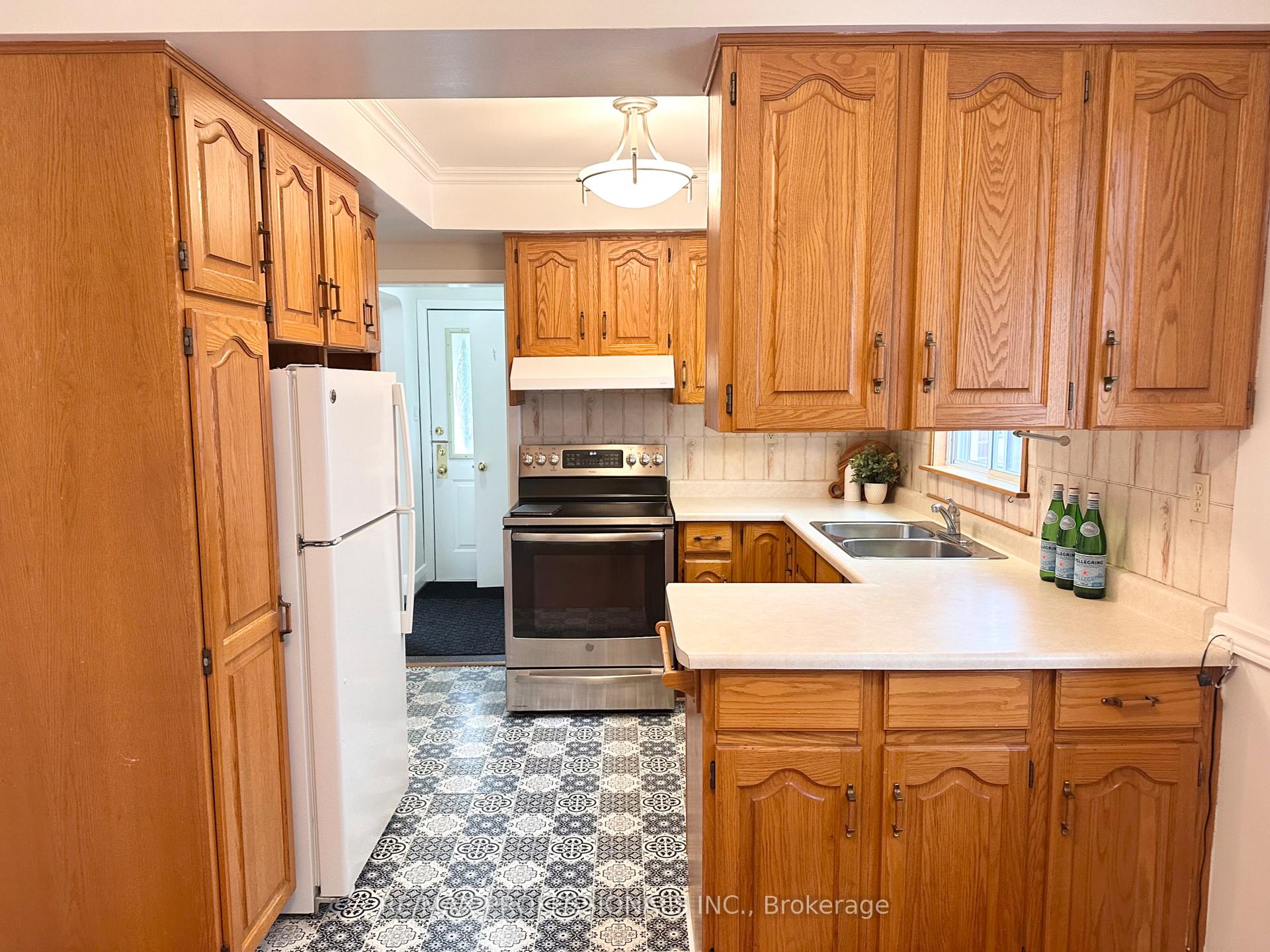 Photo 5 of 130 Yorkview Drive, Etobicoke, Stonegate-Queensway — HOMEH