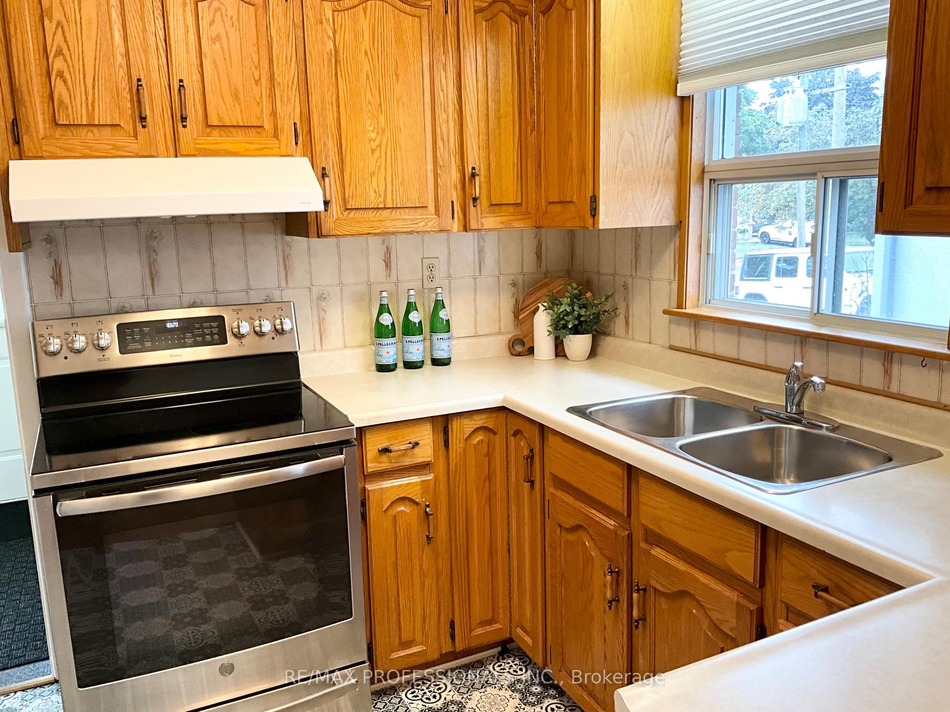 Photo 6 of 130 Yorkview Drive, Etobicoke, Stonegate-Queensway — HOMEH