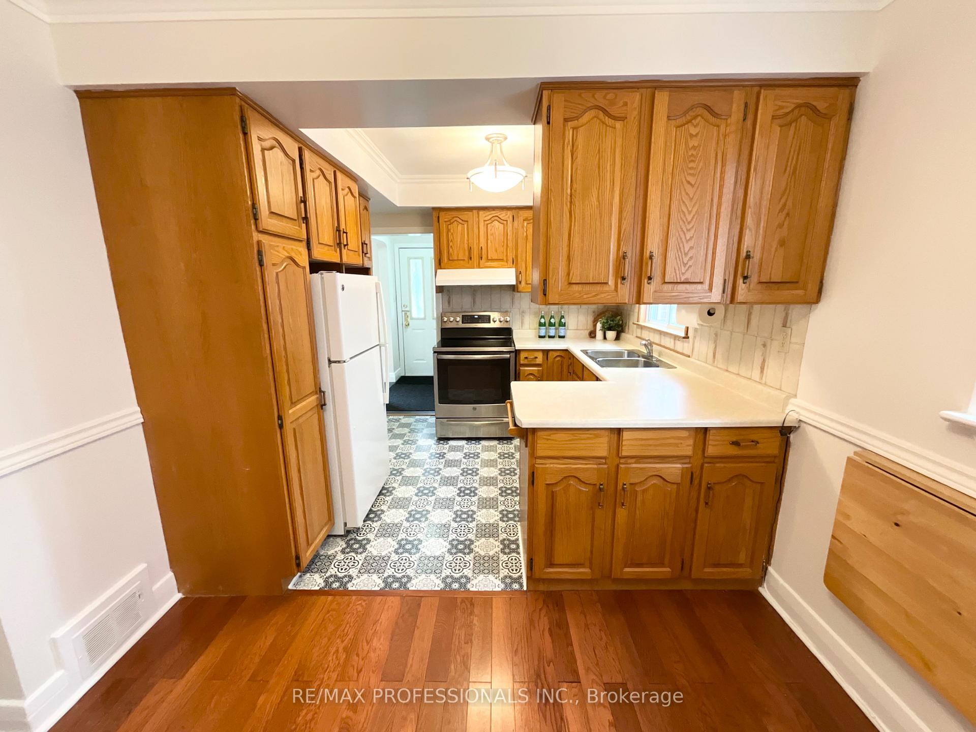 Photo 7 of 130 Yorkview Drive, Etobicoke, Stonegate-Queensway — HOMEH