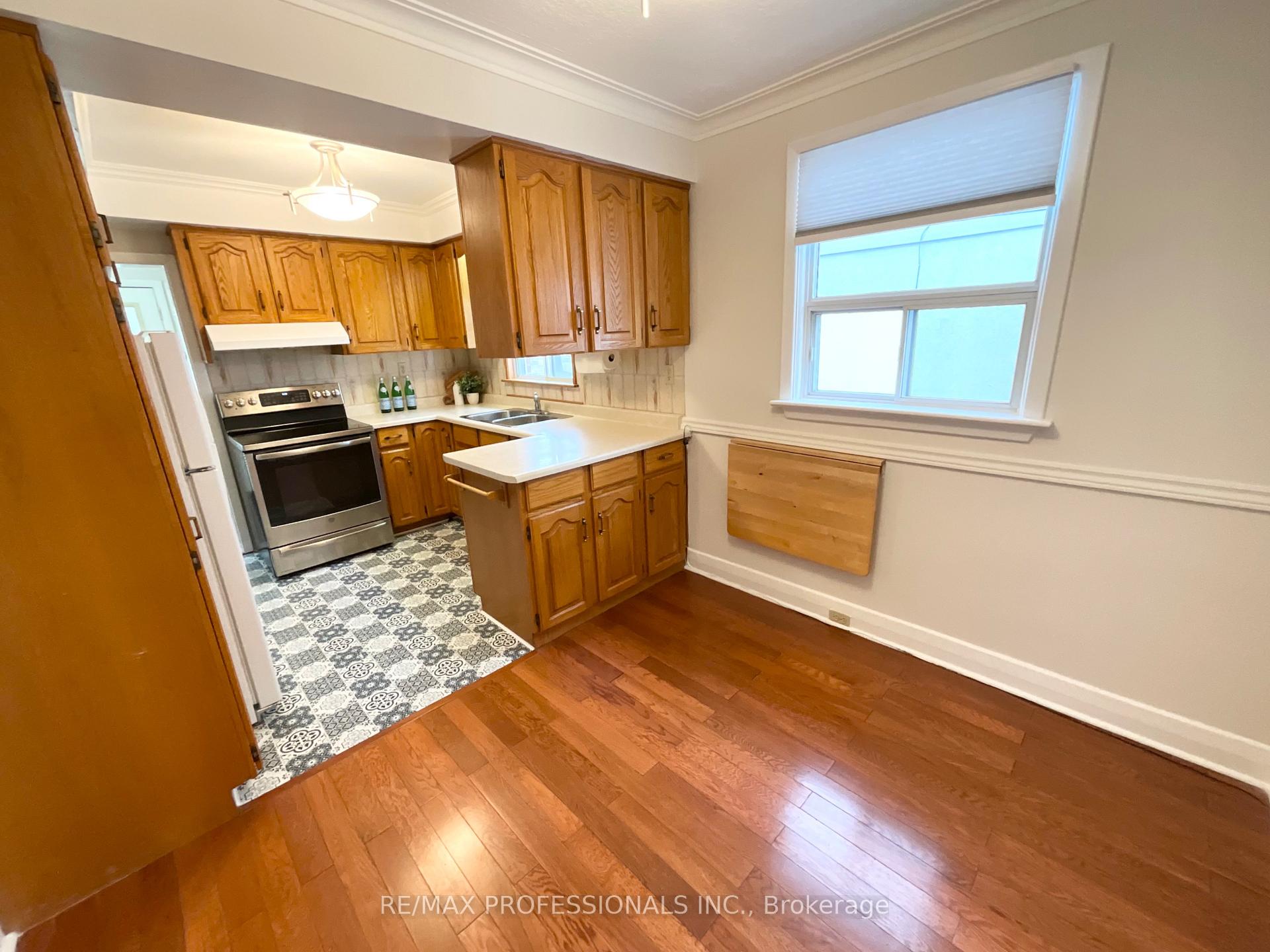 Photo 9 of 130 Yorkview Drive, Etobicoke, Stonegate-Queensway — HOMEH