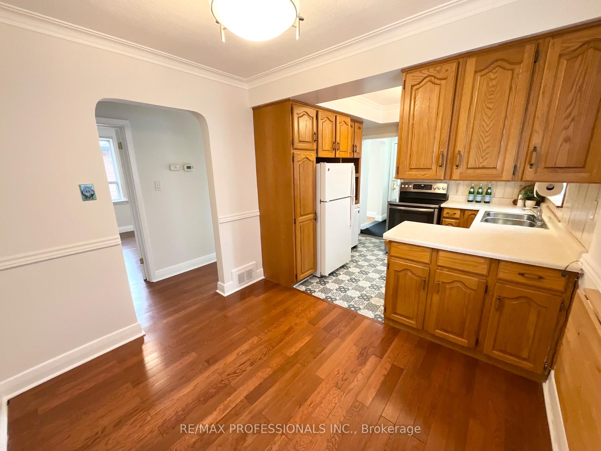 Photo 10 of 130 Yorkview Drive, Etobicoke, Stonegate-Queensway — HOMEH