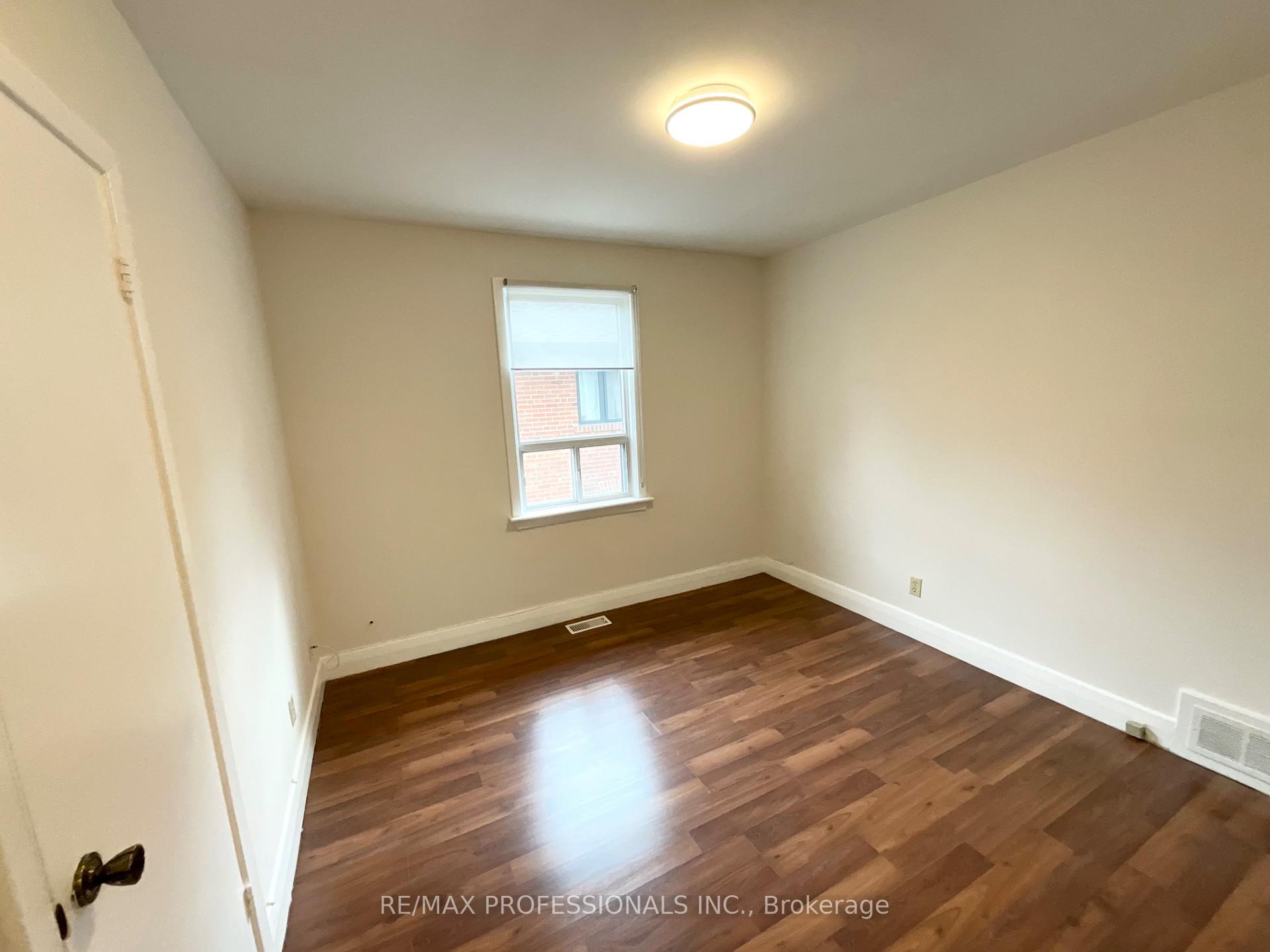 Photo 13 of 130 Yorkview Drive, Etobicoke, Stonegate-Queensway — HOMEH