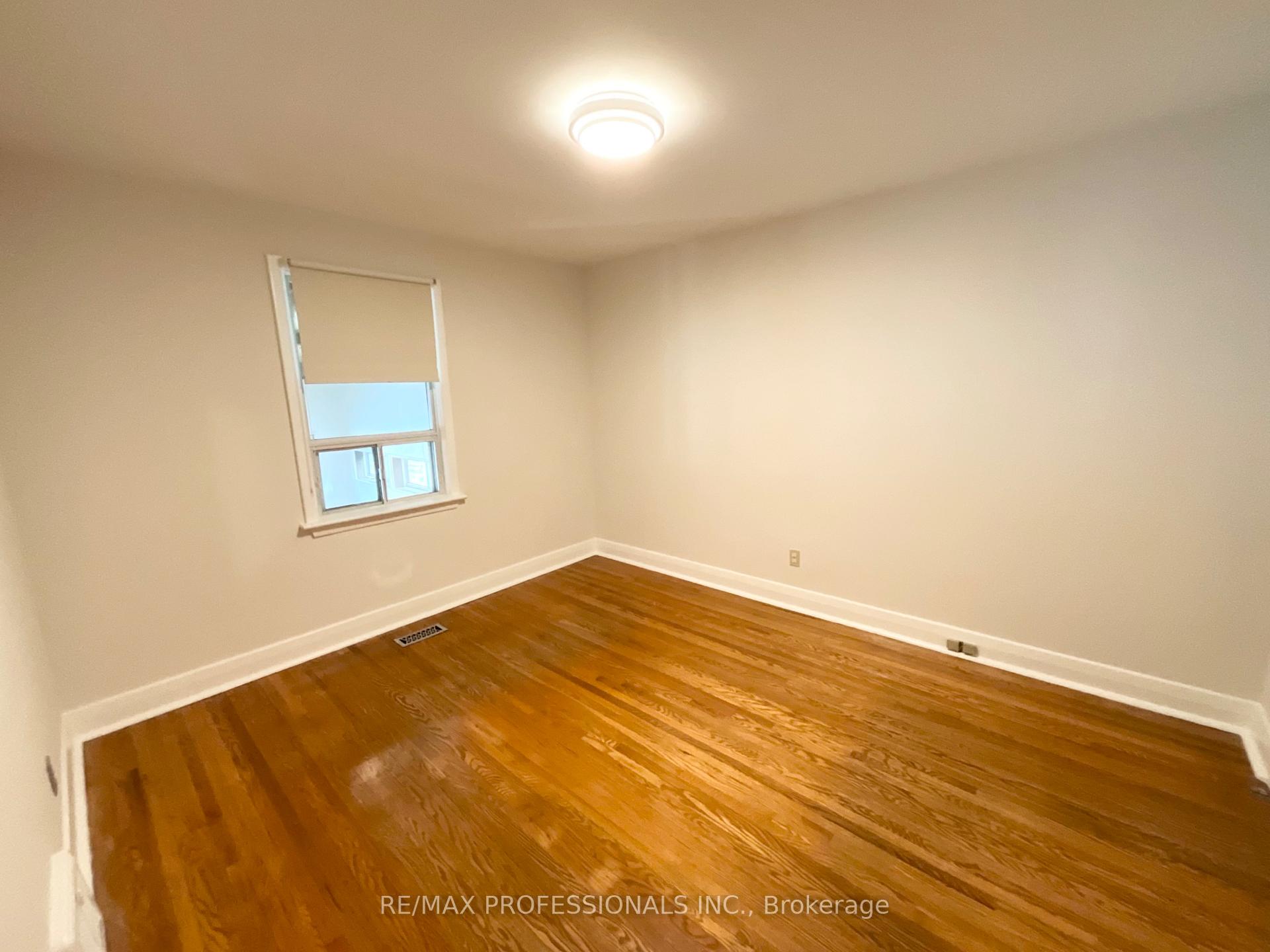 Photo 15 of 130 Yorkview Drive, Etobicoke, Stonegate-Queensway — HOMEH
