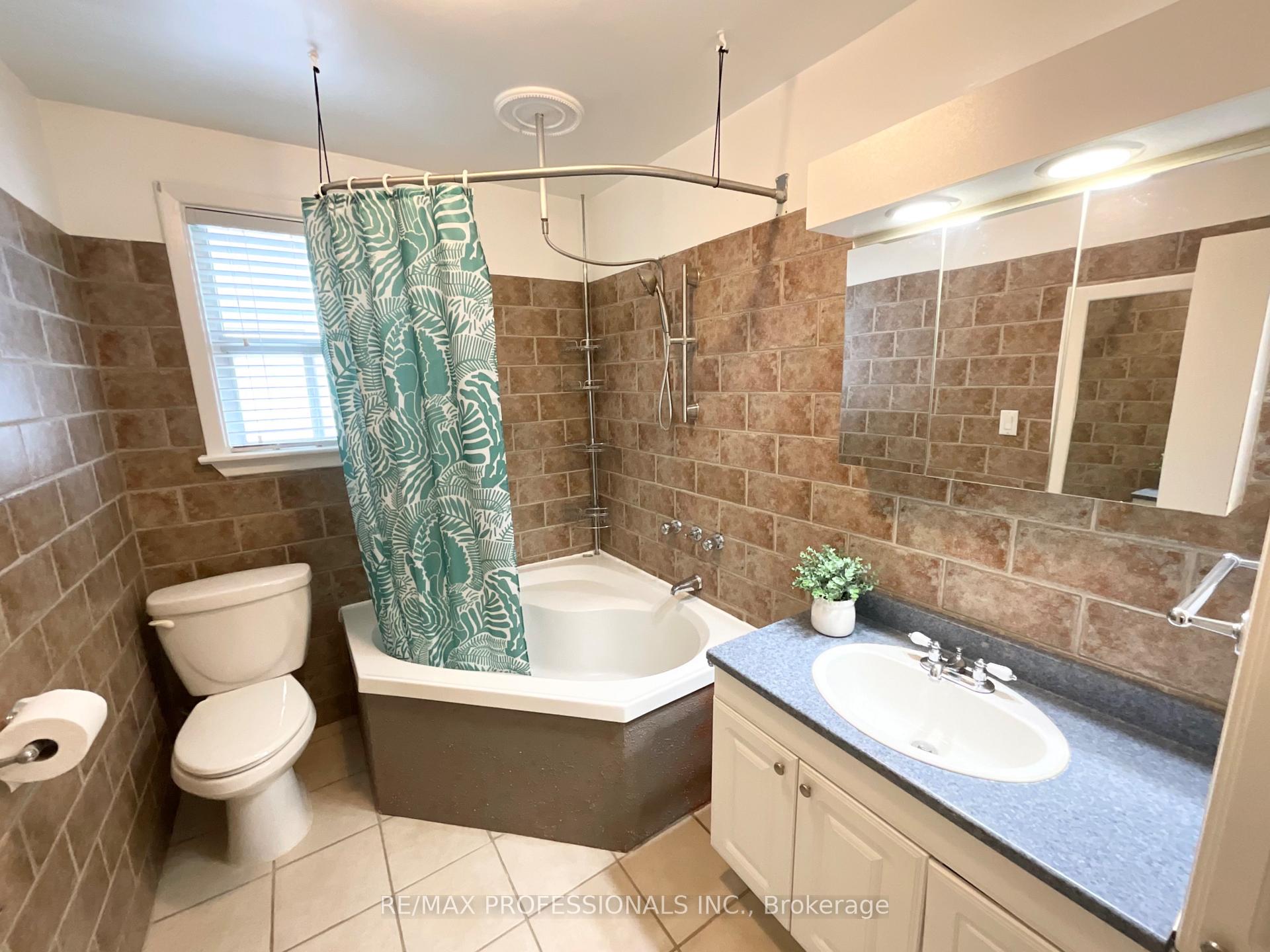 Photo 19 of 130 Yorkview Drive, Etobicoke, Stonegate-Queensway — HOMEH