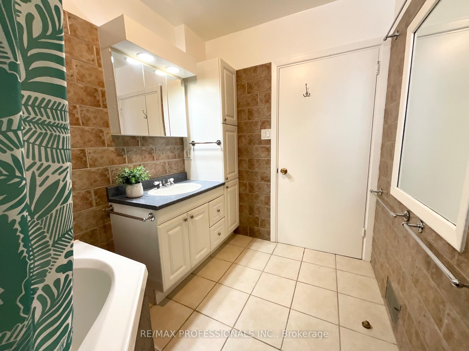 Photo 20 of 130 Yorkview Drive, Etobicoke, Stonegate-Queensway — HOMEH
