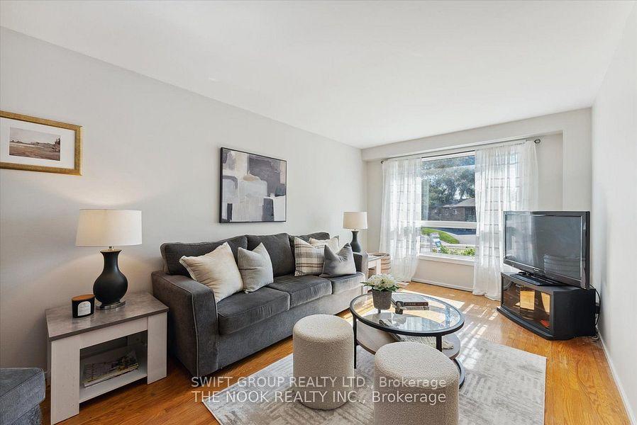 Photo 3 of 740 Krosno Boulevard, Pickering, Bay Ridges — HOMEH