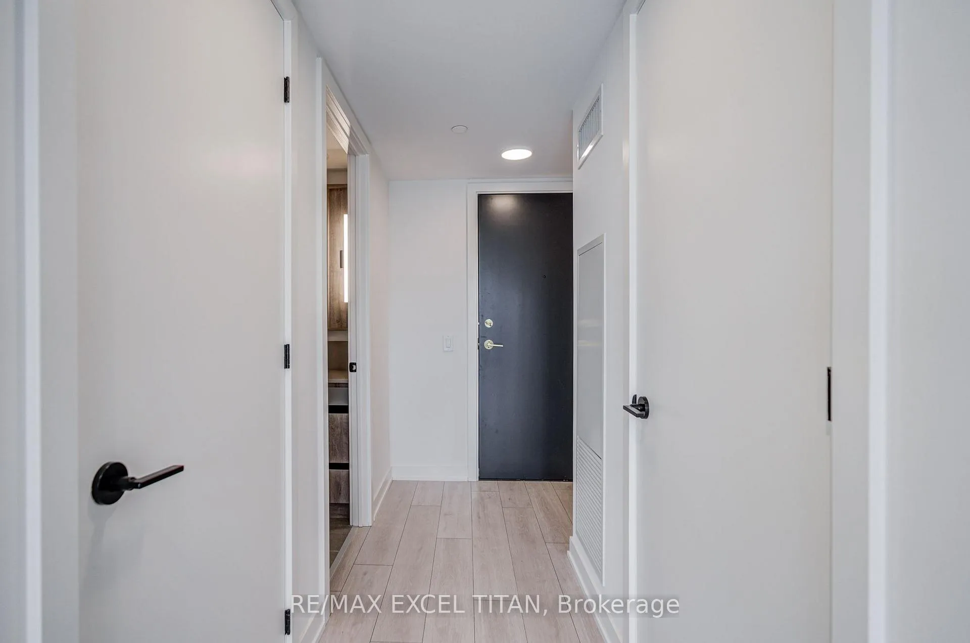 Photo 7 of Unit 416, 5 Lakeview Avenue, Toronto, Trinity-Bellwoods — HOMEH