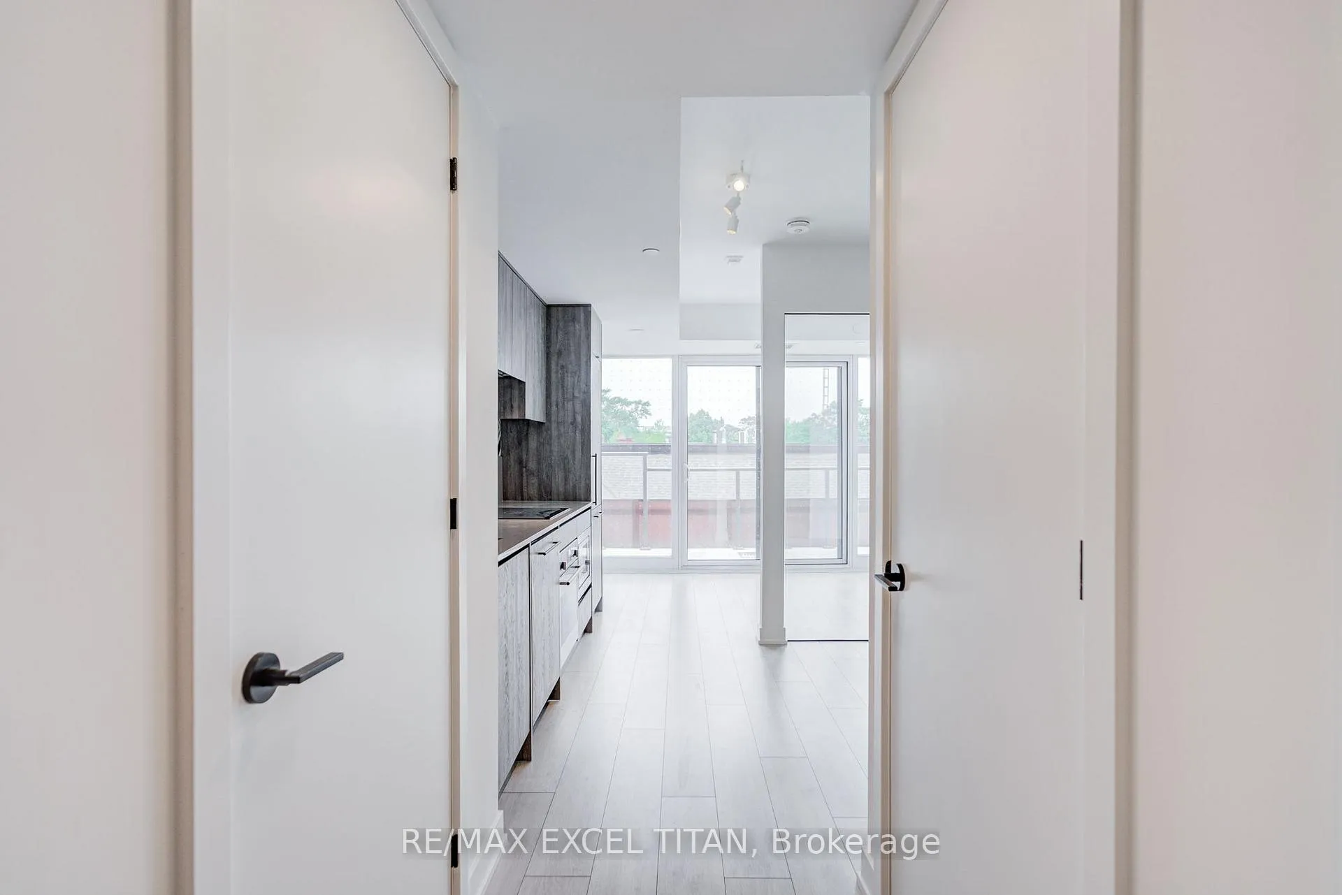 Photo 8 of Unit 416, 5 Lakeview Avenue, Toronto, Trinity-Bellwoods — HOMEH