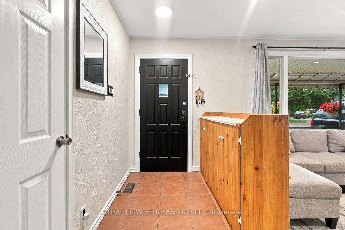 Photo 6 of 438 Magnolia Crescent, London, East A — HOMEH