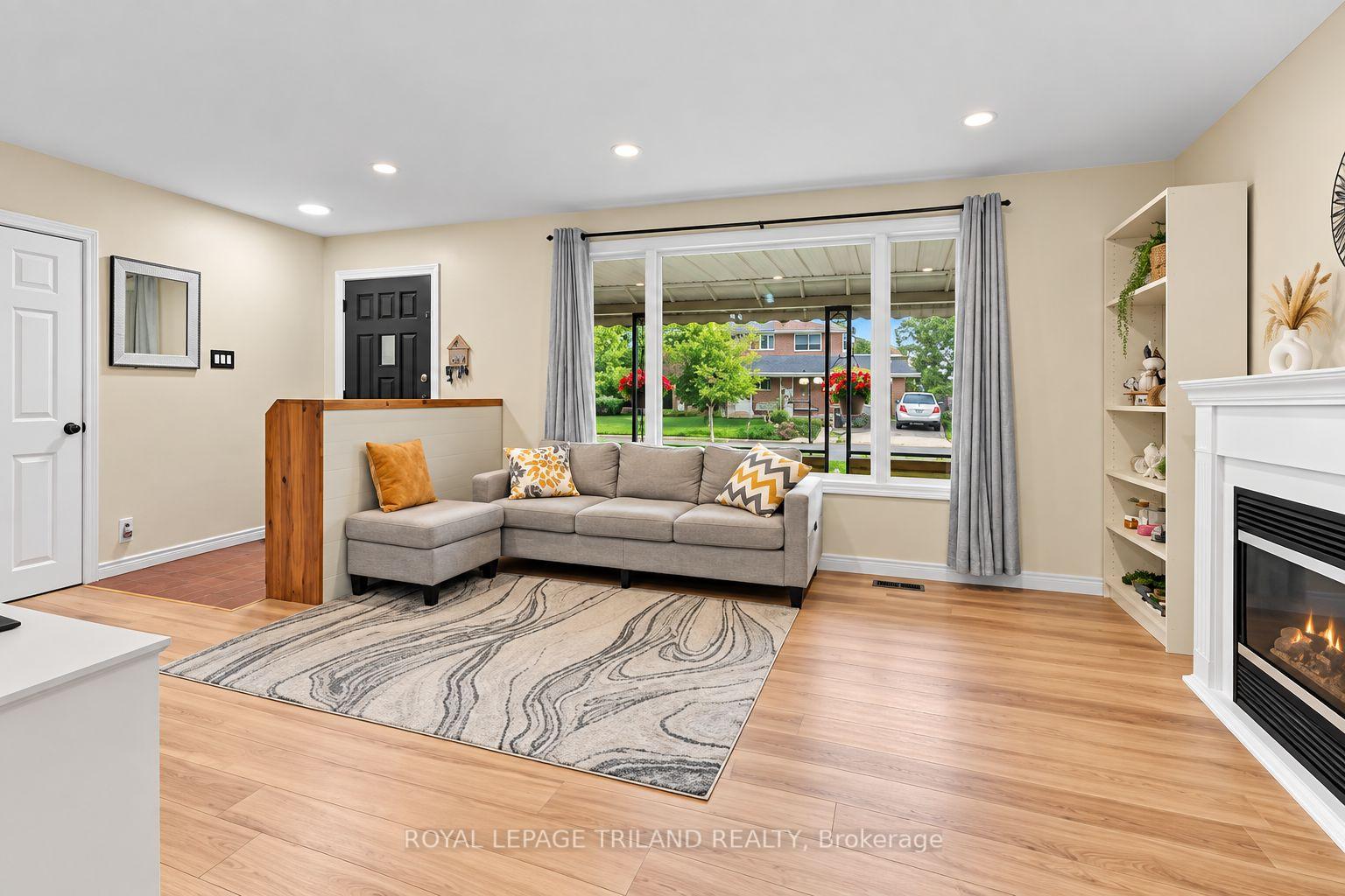Photo 9 of 438 Magnolia Crescent, London, East A — HOMEH