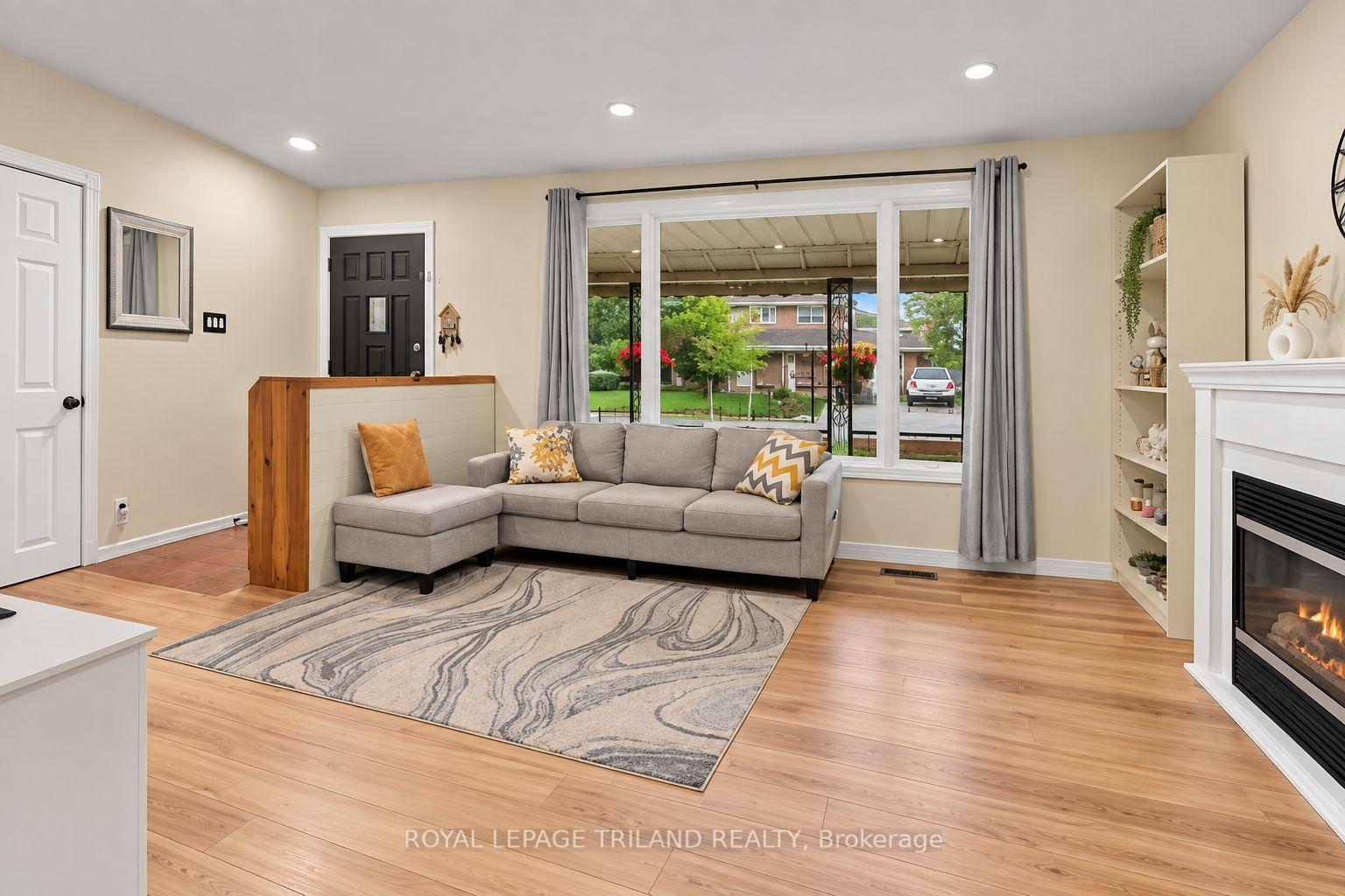 Photo 10 of 438 Magnolia Crescent, London, East A — HOMEH