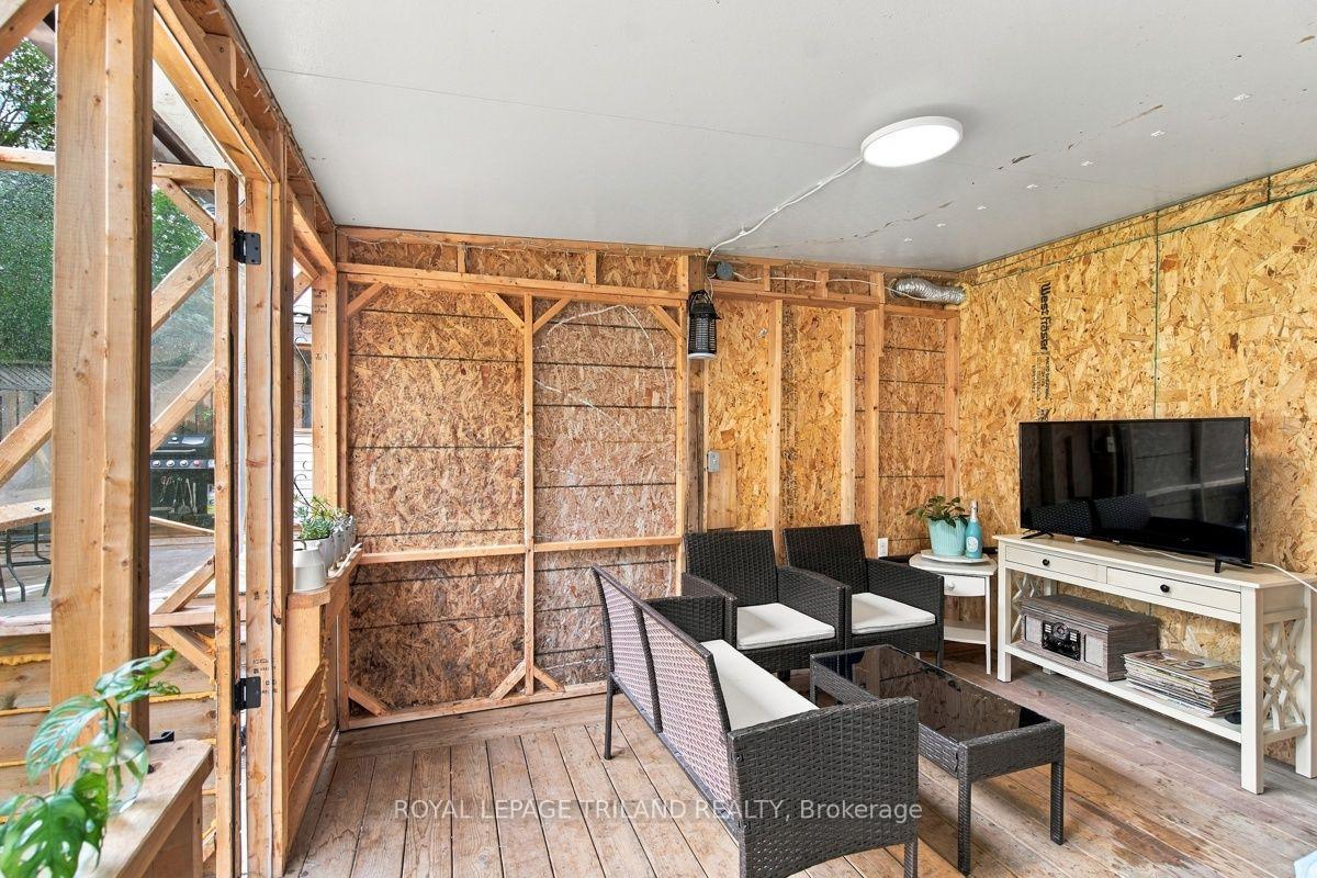 Photo 36 of 438 Magnolia Crescent, London, East A — HOMEH