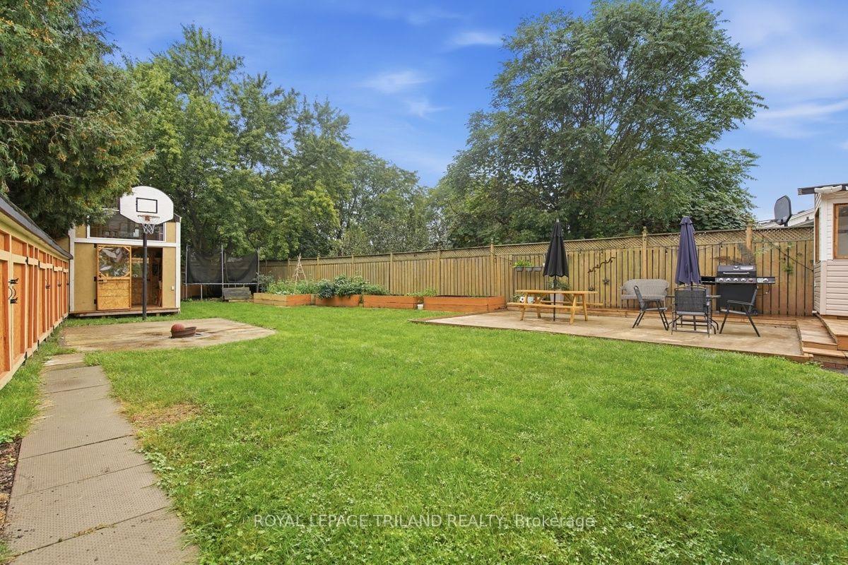 Photo 40 of 438 Magnolia Crescent, London, East A — HOMEH
