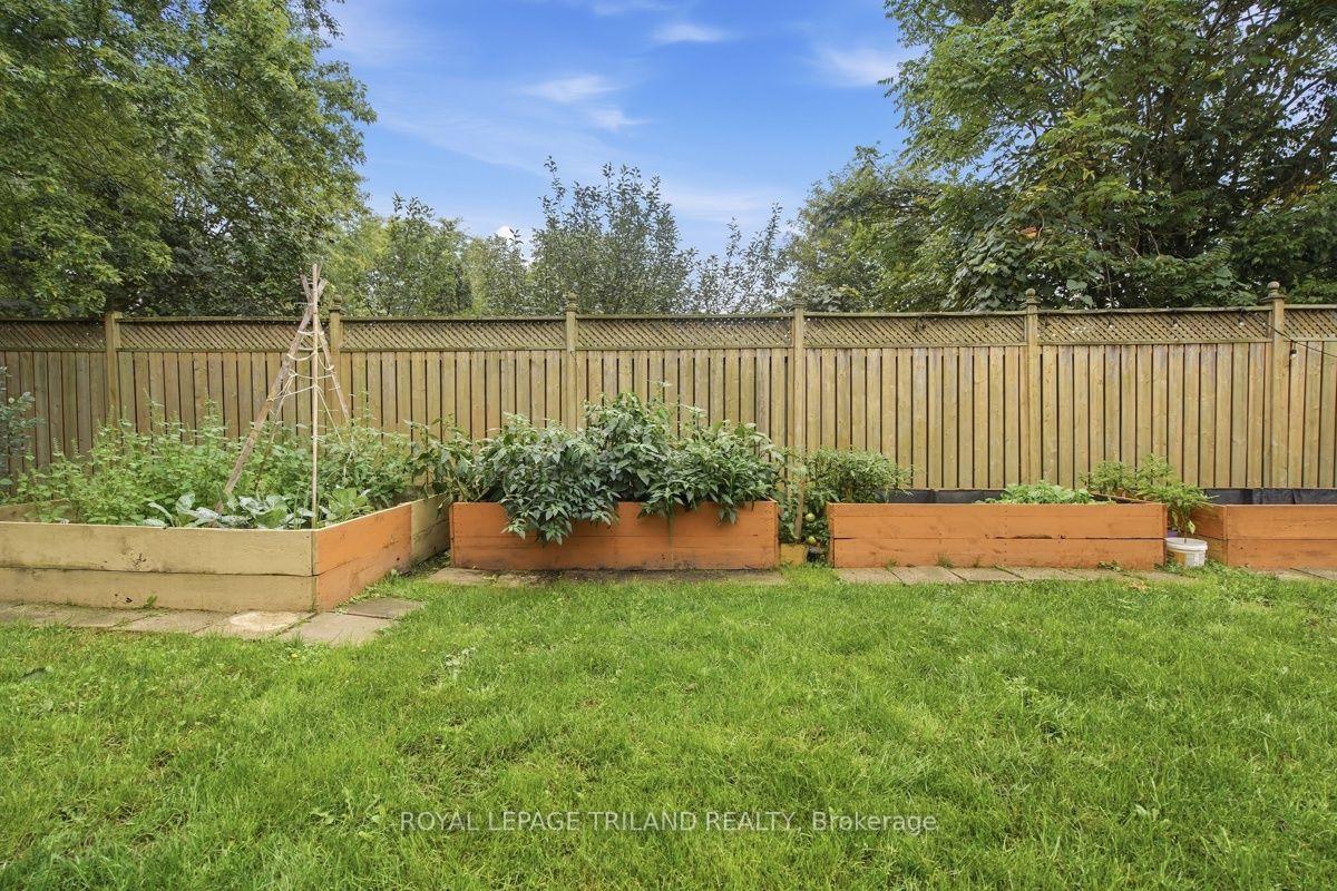 Photo 46 of 438 Magnolia Crescent, London, East A — HOMEH