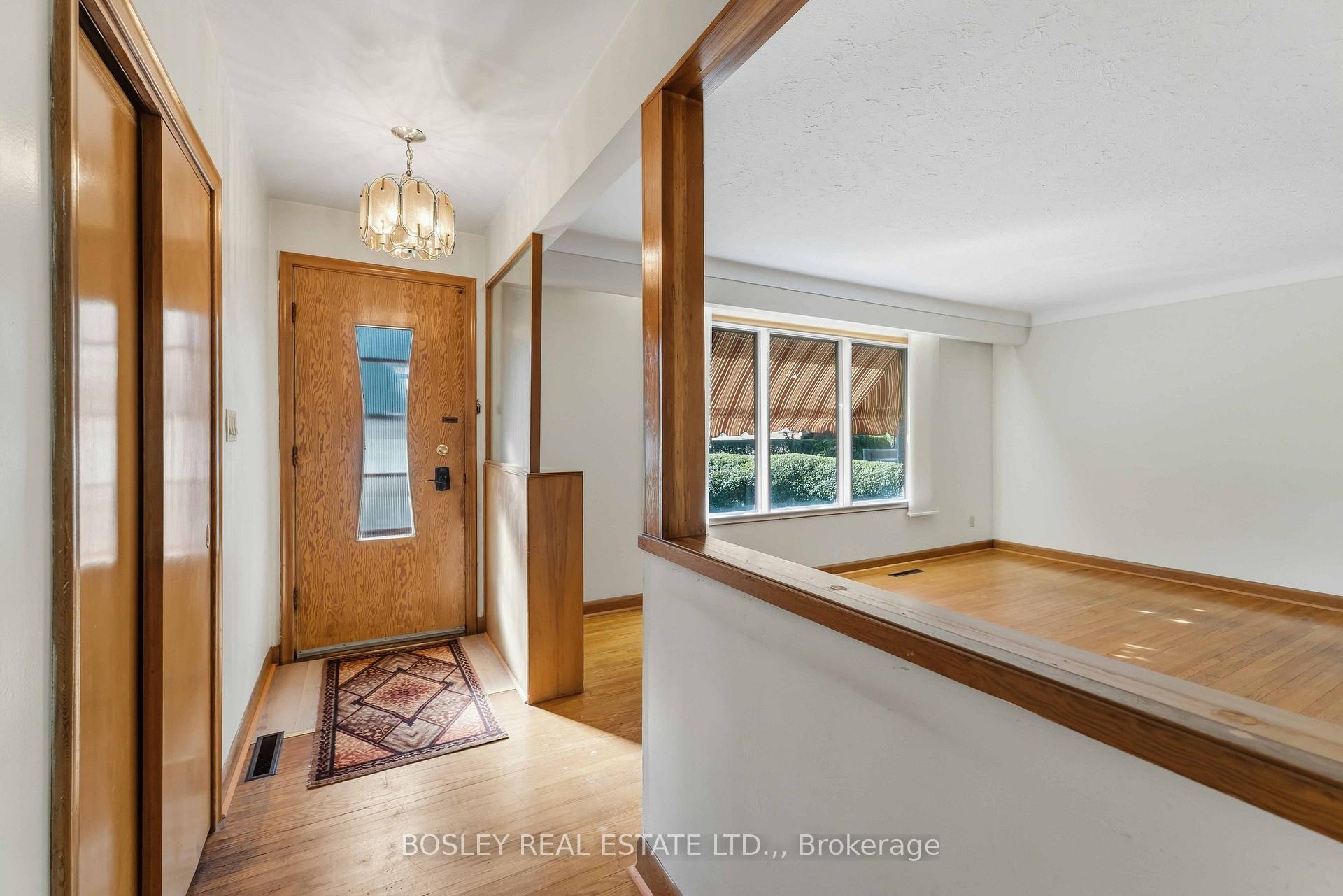 Photo 3 of 12 Glenhurst Circle, St. Catharines, Oakdale — HOMEH