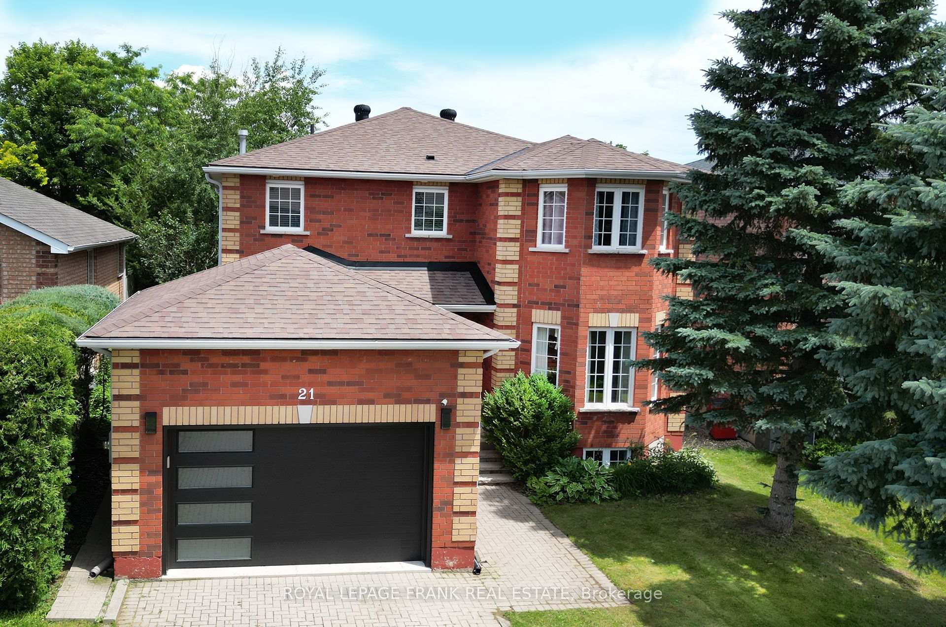 Photo 2 of 21 Crompton Drive, Barrie, Little Lake — HOMEH