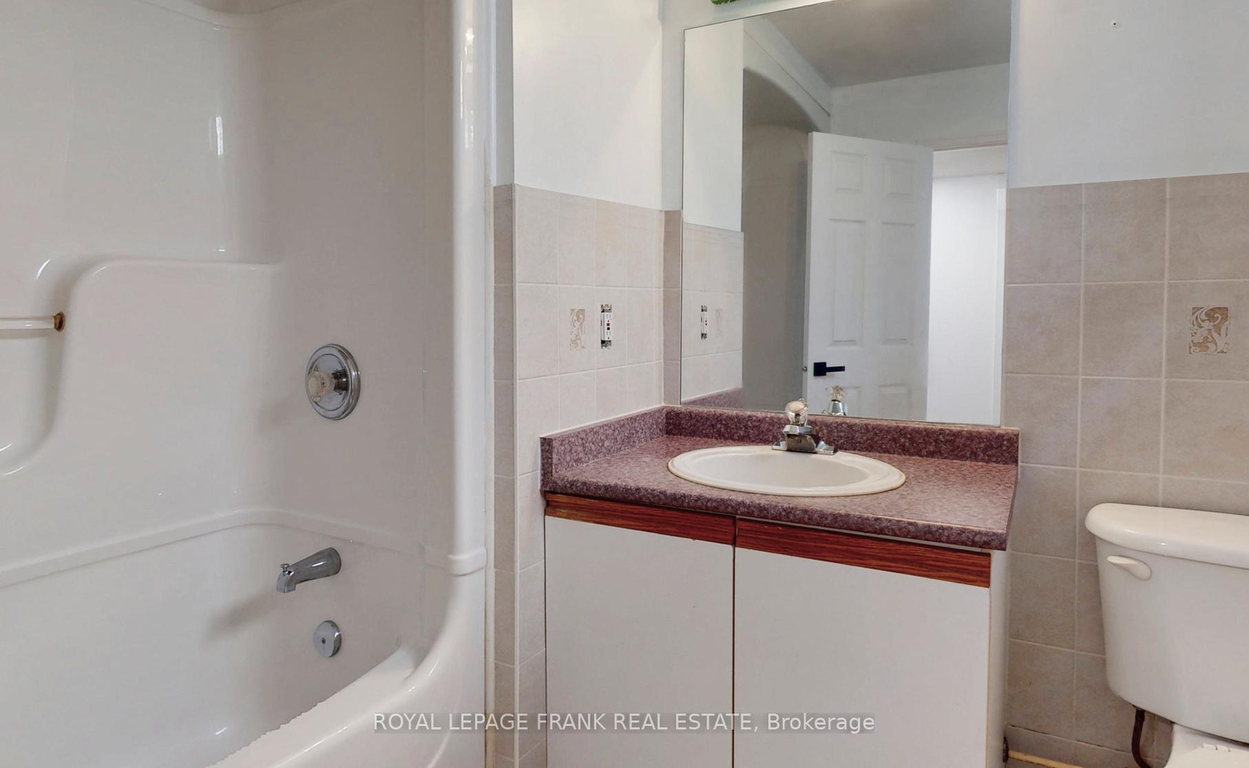 Photo 10 of 21 Crompton Drive, Barrie, Little Lake — HOMEH