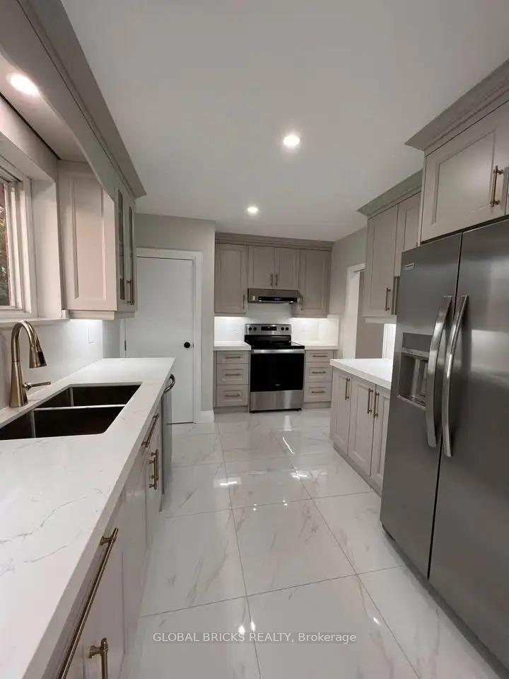 Photo 2 of Unit Upper, 49 Argyle Crescent, Brampton, Avondale — HOMEH