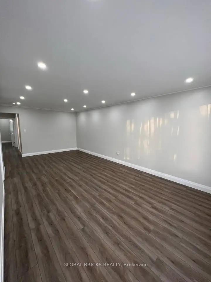 Photo 3 of Unit Upper, 49 Argyle Crescent, Brampton, Avondale — HOMEH