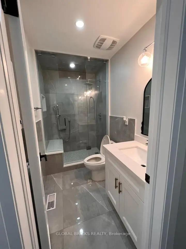 Photo 5 of Unit Upper, 49 Argyle Crescent, Brampton, Avondale — HOMEH