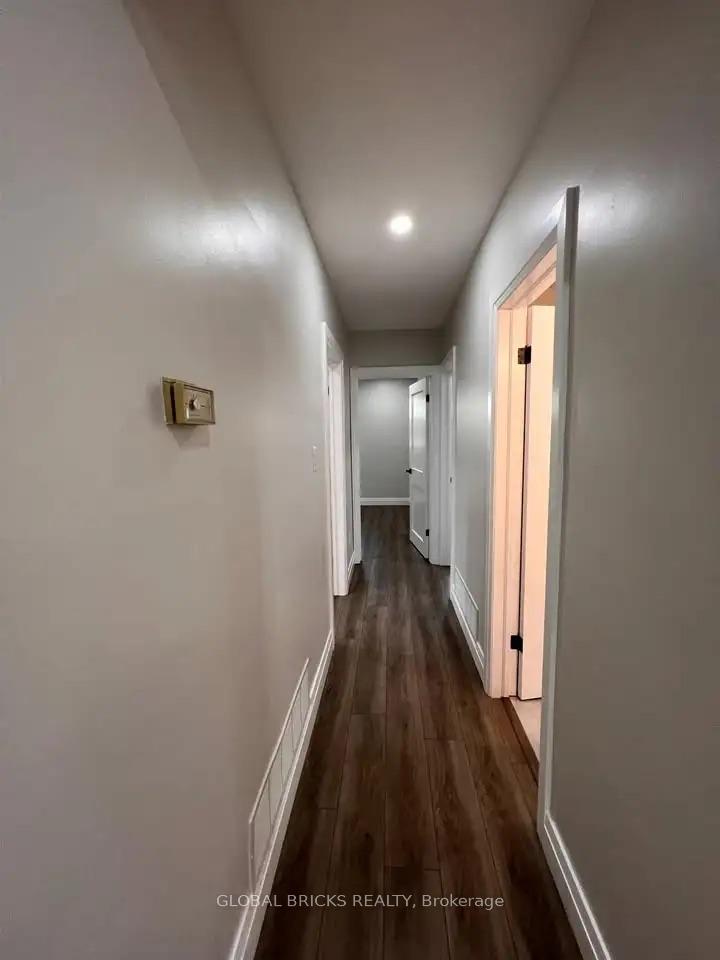 Photo 6 of Unit Upper, 49 Argyle Crescent, Brampton, Avondale — HOMEH