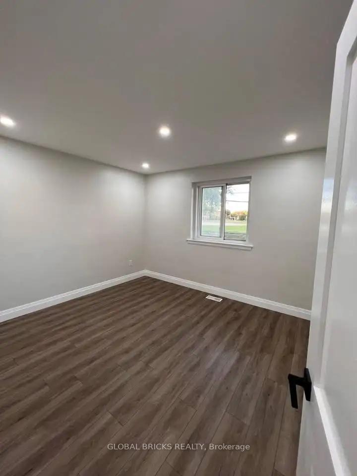Photo 7 of Unit Upper, 49 Argyle Crescent, Brampton, Avondale — HOMEH