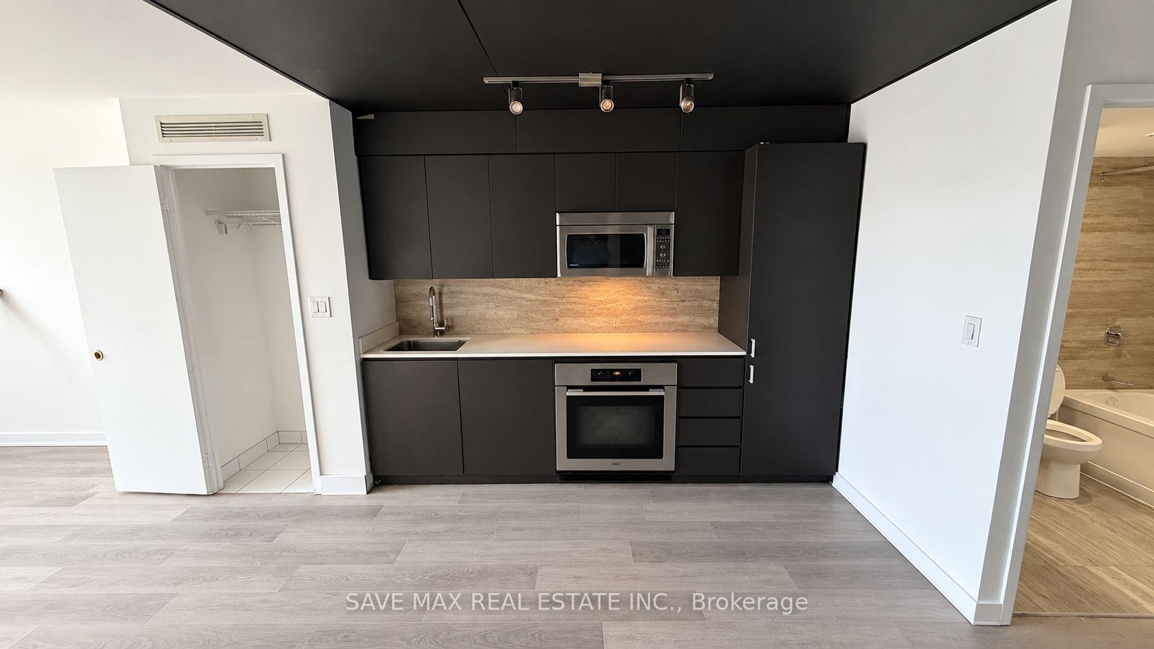 Photo 3 of Unit 1033, 15 Iceboat Terrace, Toronto, Waterfront Communities — HOMEH