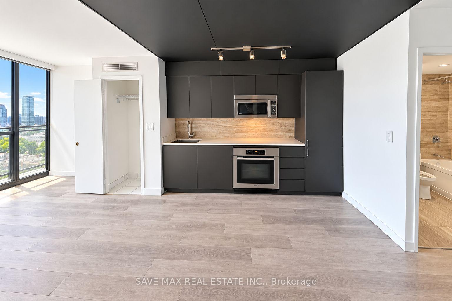 Photo 2 of Unit 1033, 15 Iceboat Terrace, Toronto, Waterfront Communities — HOMEH