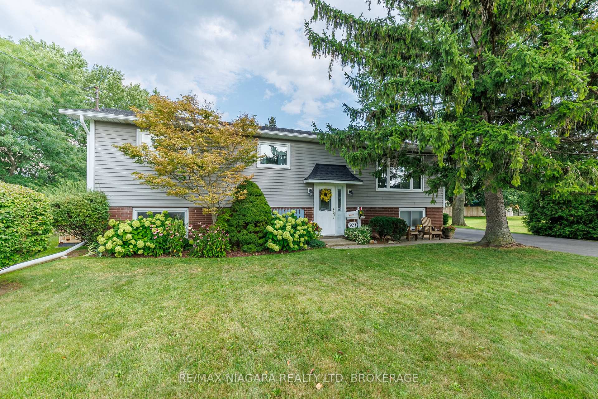 Front of 924 Daytona Drive