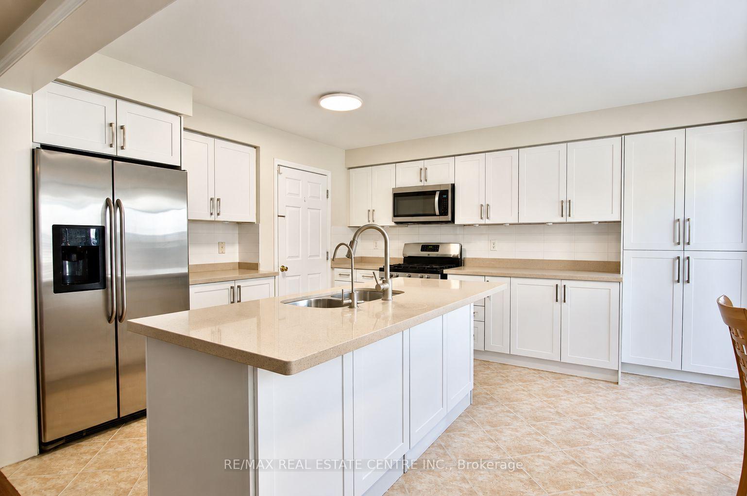 Photo 4 of 3 Chudleigh Avenue, Brampton, Credit Valley — HOMEH