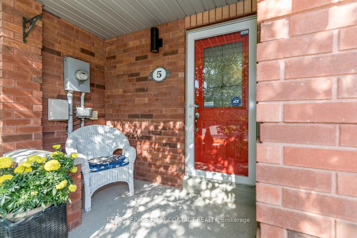 Photo 2 of 5 Kelly Place, Barrie, Allandale — HOMEH