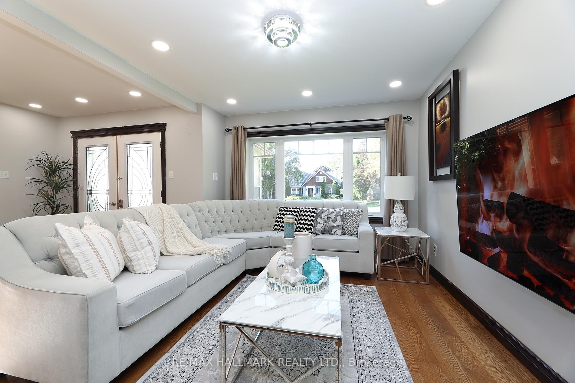 Photo 5 of 11 Brookside Drive, Mississauga, Streetsville — HOMEH