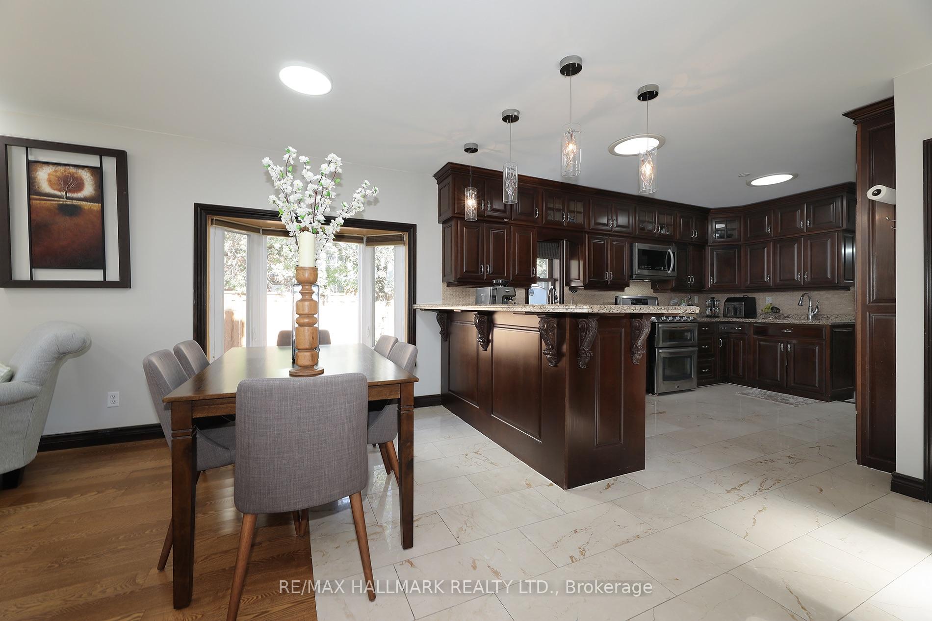 Photo 2 of 11 Brookside Drive, Mississauga, Streetsville — HOMEH