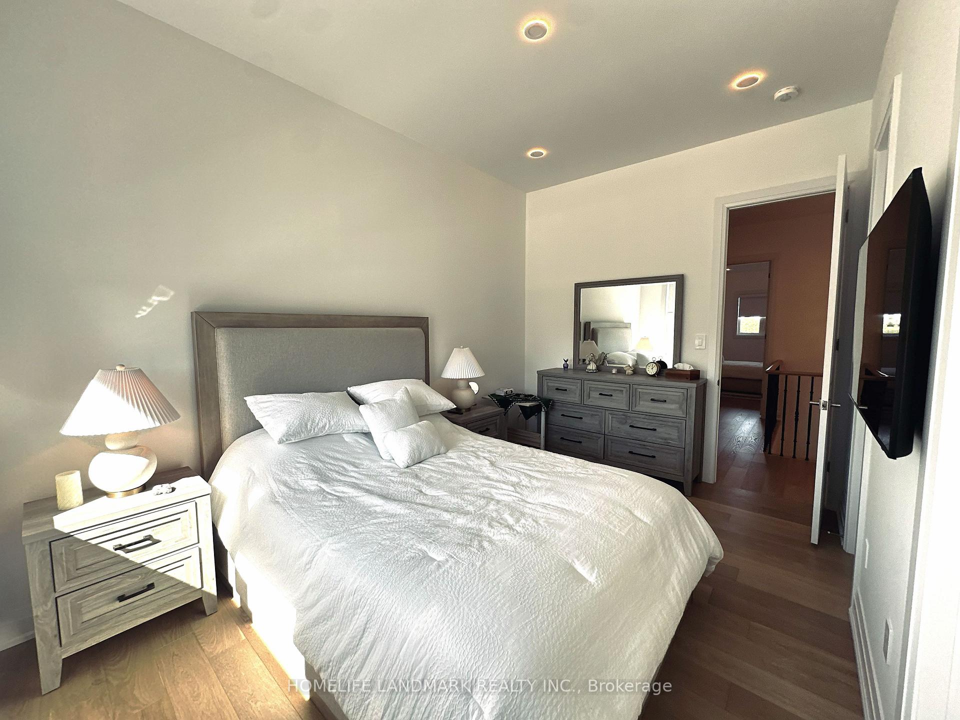 Photo 13 of 30 Mapleton Street, Richmond Hill, Oak Ridges — HOMEH