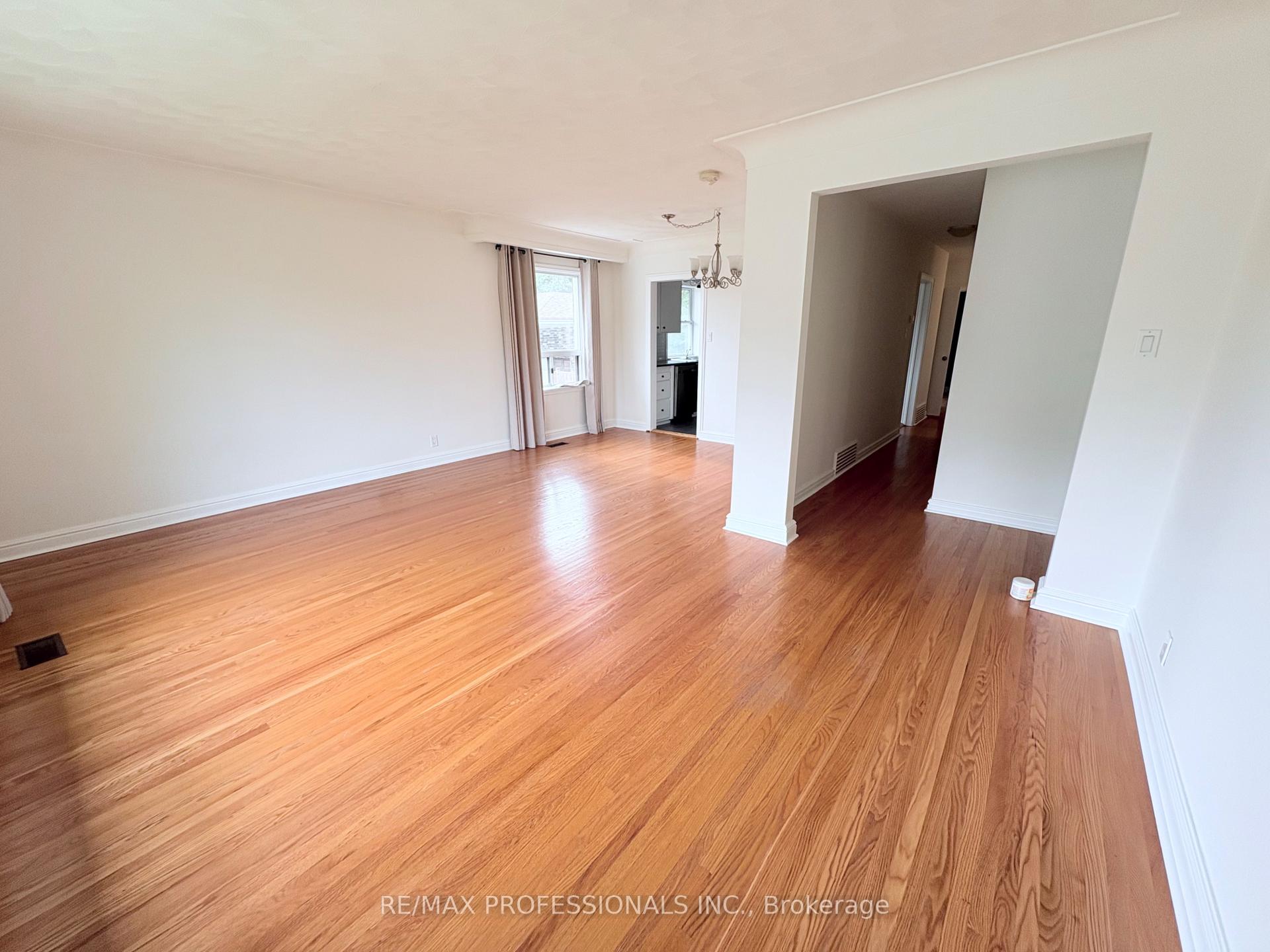 Photo 2 of 300 Burton Road, Oakville, West — HOMEH