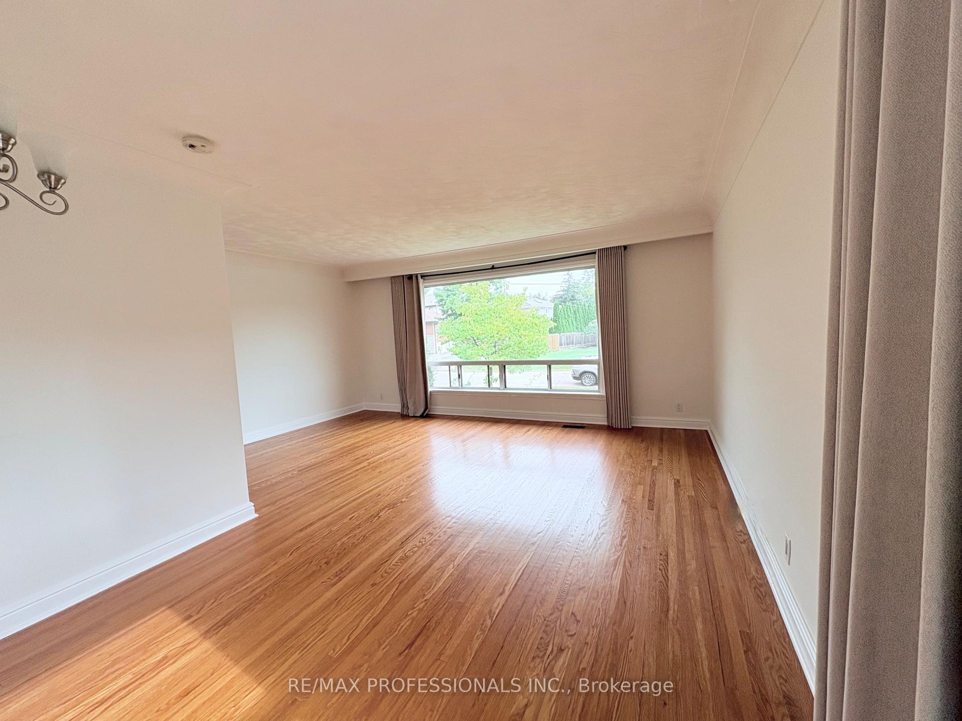 Photo 3 of 300 Burton Road, Oakville, West — HOMEH