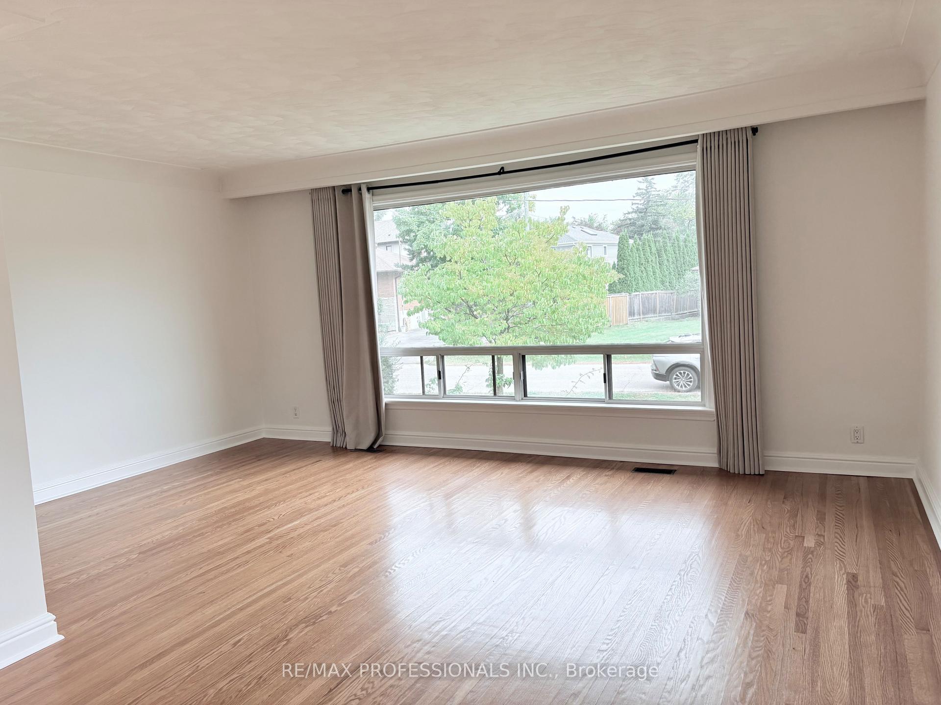 Photo 4 of 300 Burton Road, Oakville, West — HOMEH